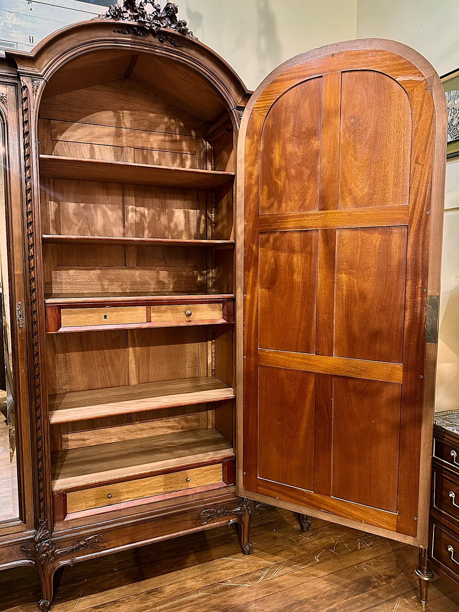 Antiguo Armario Francés Luis XVI de 3 Puertas de Nogal con Espejos Biselados, Circa 1890. en venta 7