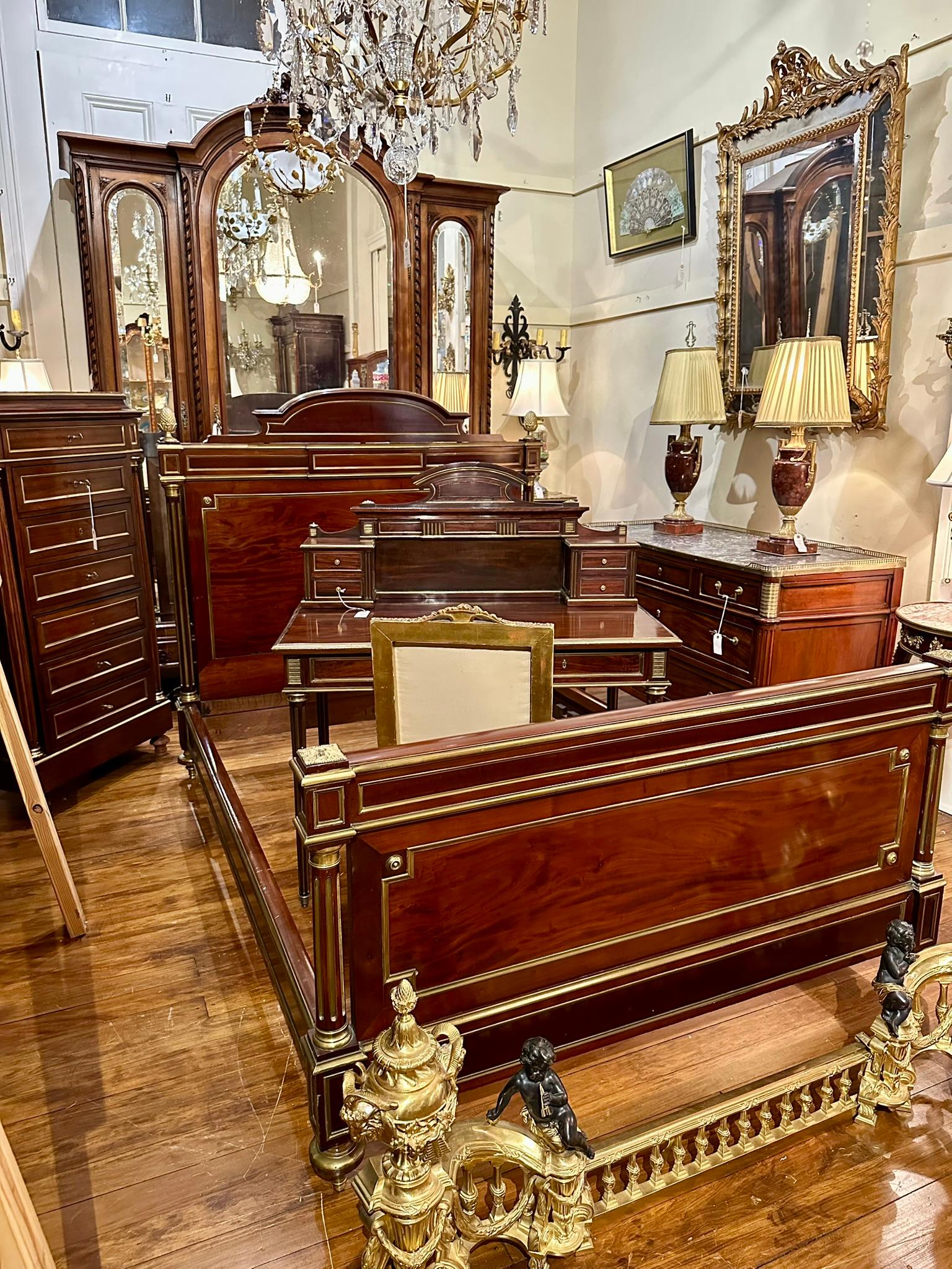 Antiguo Armario Francés Luis XVI de 3 Puertas de Nogal con Espejos Biselados, Circa 1890. en venta 9