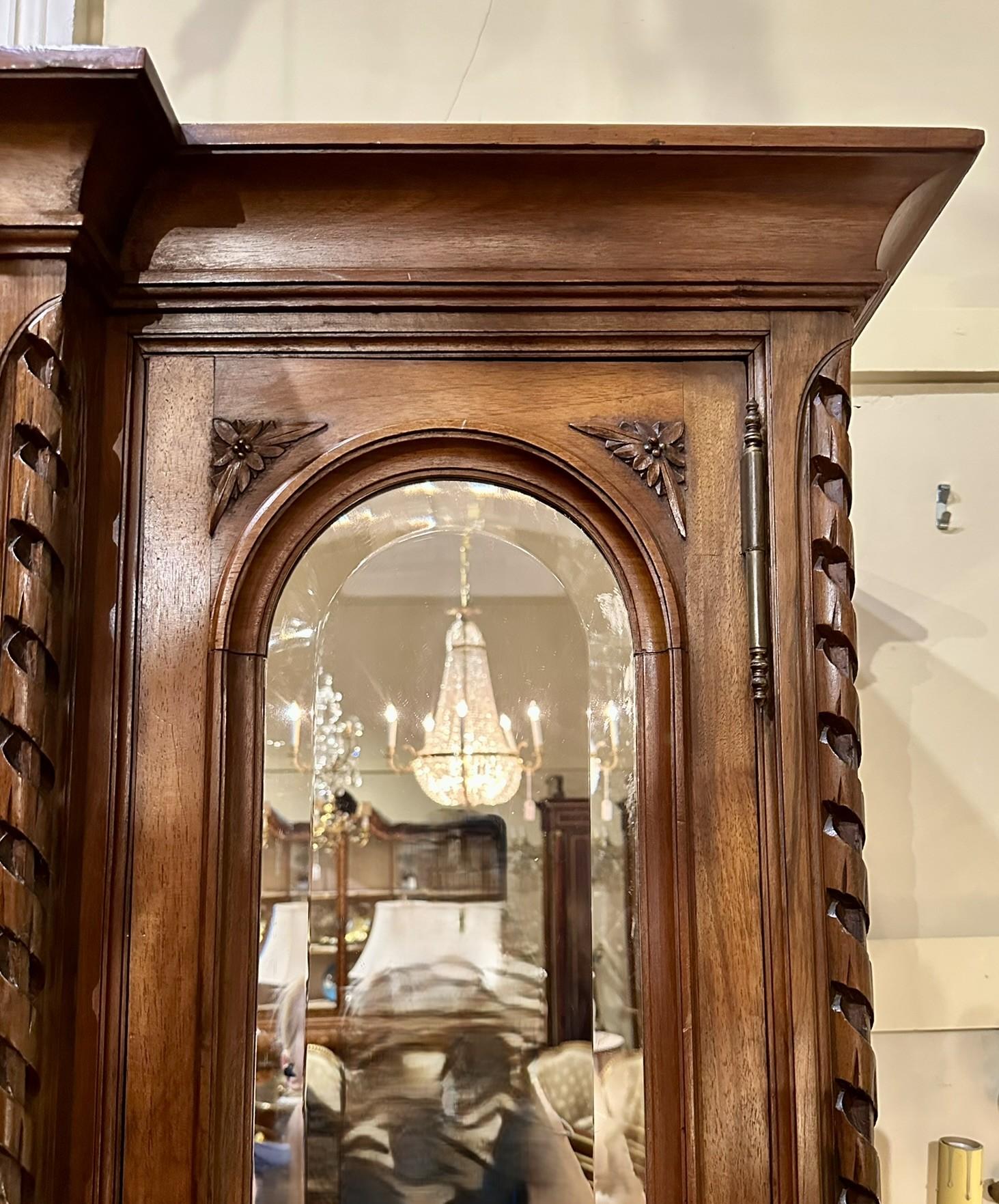Antiguo Armario Francés Luis XVI de 3 Puertas de Nogal con Espejos Biselados, Circa 1890. en venta 1