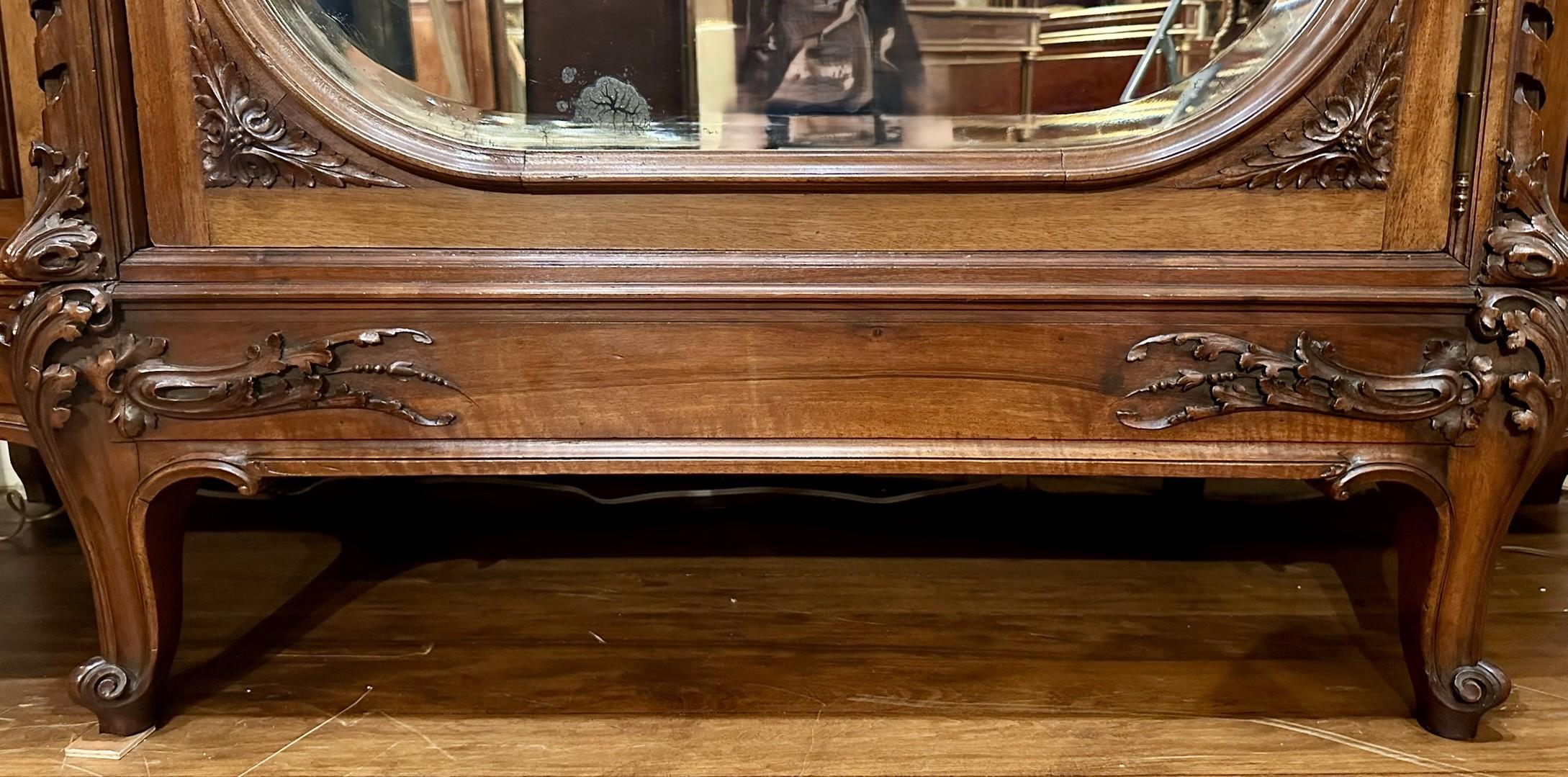 Antiguo Armario Francés Luis XVI de 3 Puertas de Nogal con Espejos Biselados, Circa 1890. en venta 4