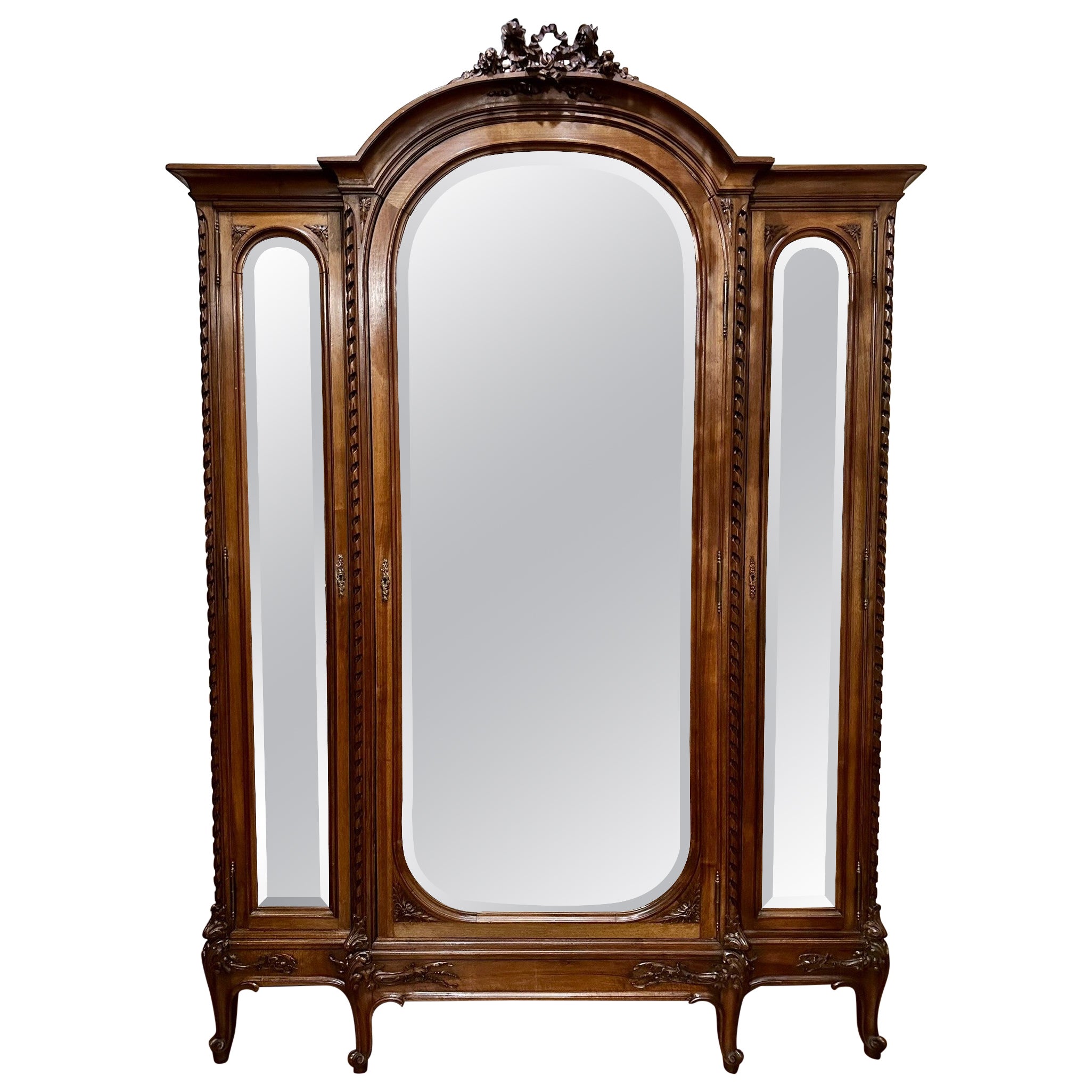 Antique French Louis XVI Armoire a 3 ante in noce con specchi smussati, CIRCA 1890.