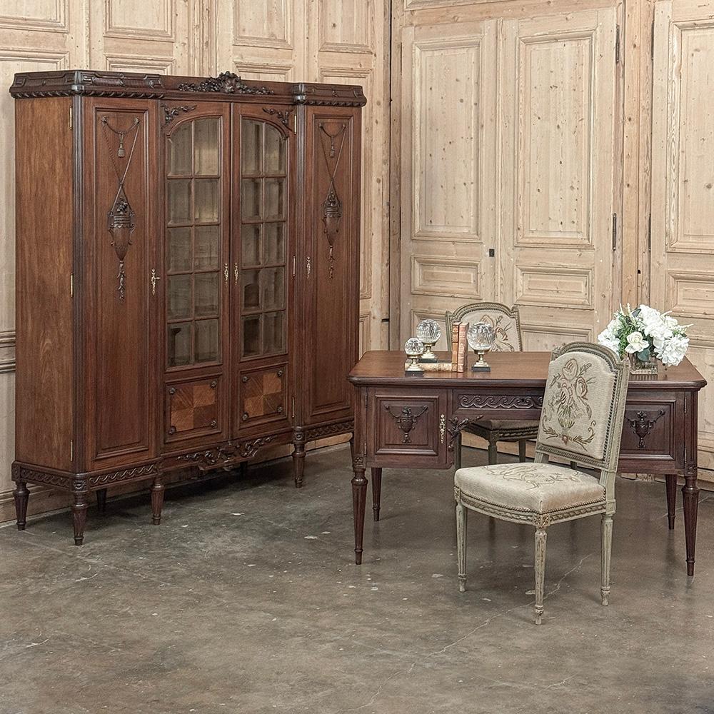 Bibliothèque ancienne en noyer Louis XVI ~ Bibliotheque par Hirler d'Alsace est un exemple remarquable de la renaissance des styles classiques qui s'est produite des dizaines de fois depuis l'époque des anciens Grecs et Romains.  Cet exemple a été