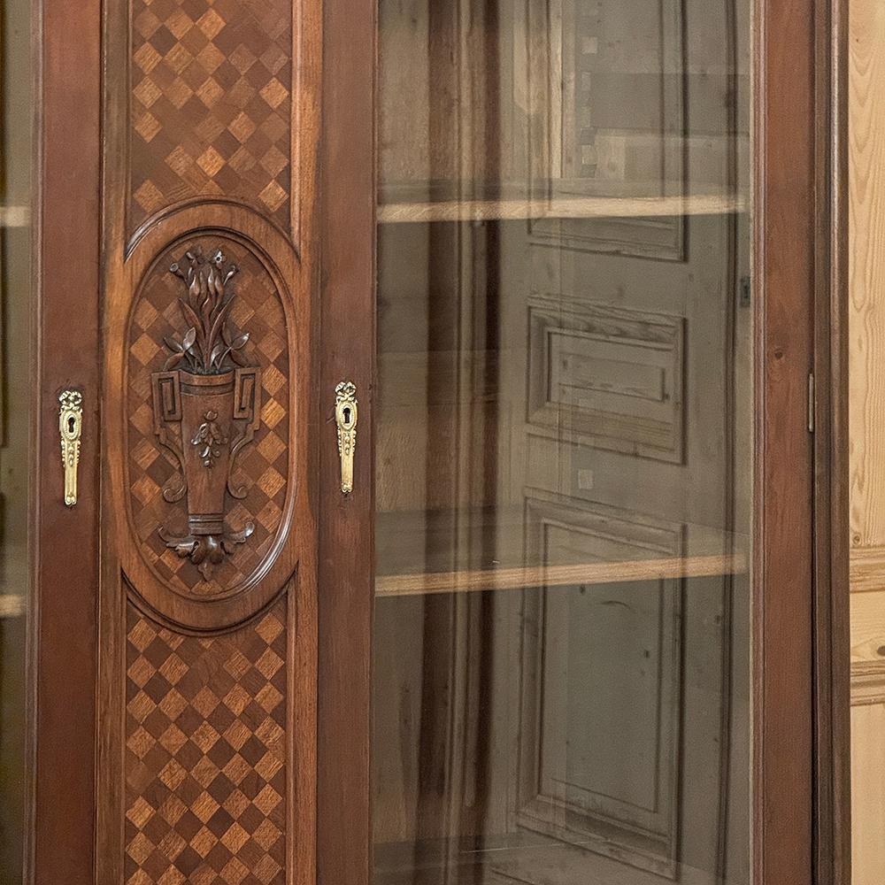 Antique French Louis XVI Walnut Bookcase ~ Armario expositor en venta 2