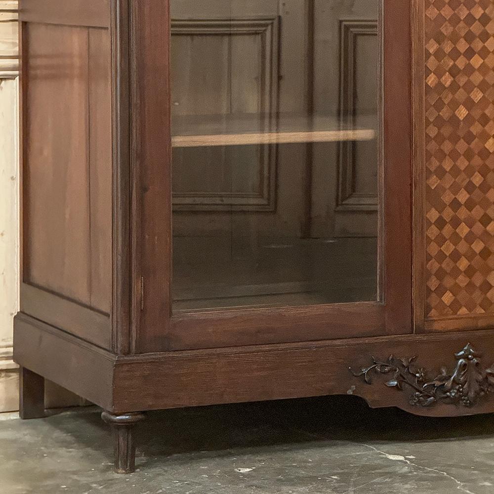 Antique French Louis XVI Walnut Bookcase ~ Armario expositor en venta 3