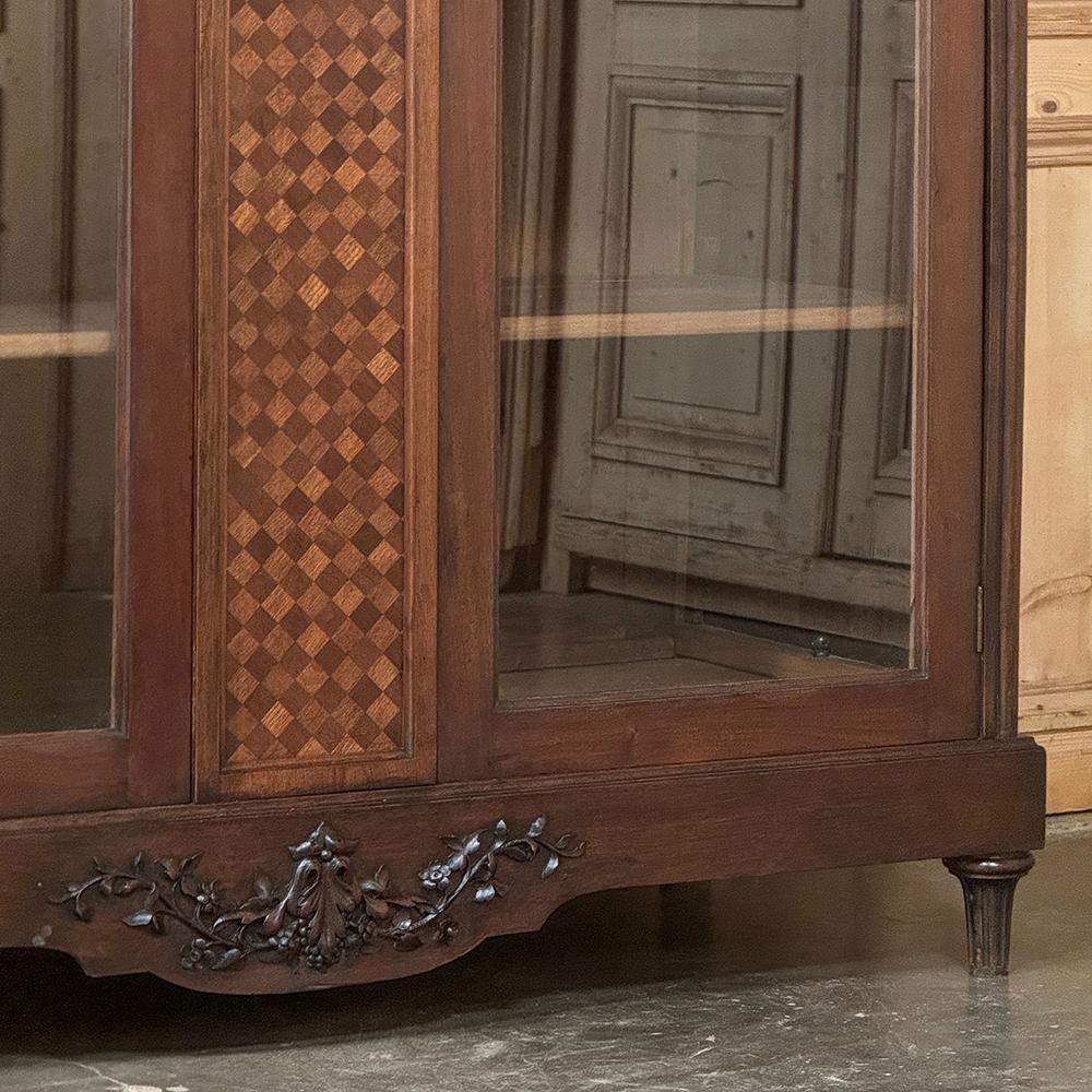 Antique French Louis XVI Walnut Bookcase ~ Armario expositor en venta 5