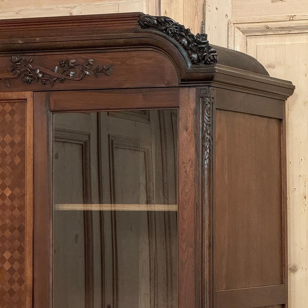 Antique French Louis XVI Walnut Bookcase ~ Armario expositor en venta 5