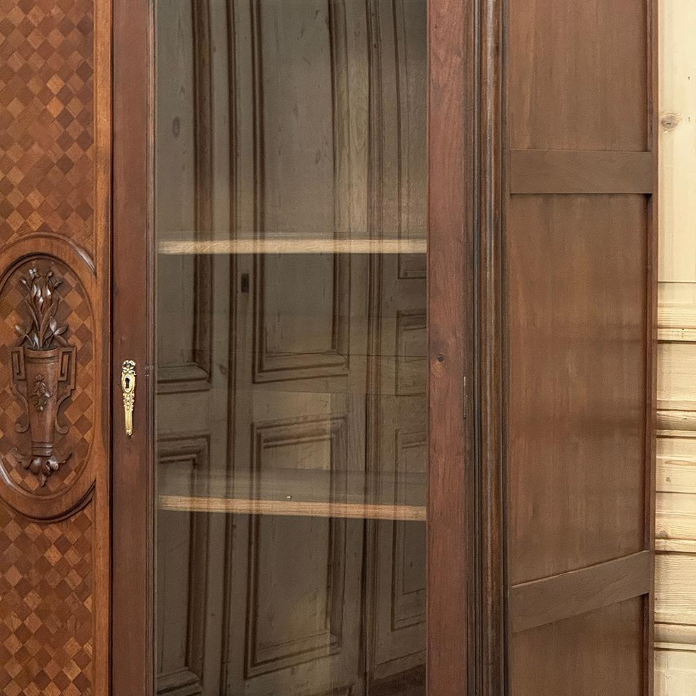 Antique French Louis XVI Walnut Bookcase ~ Armario expositor en venta 6