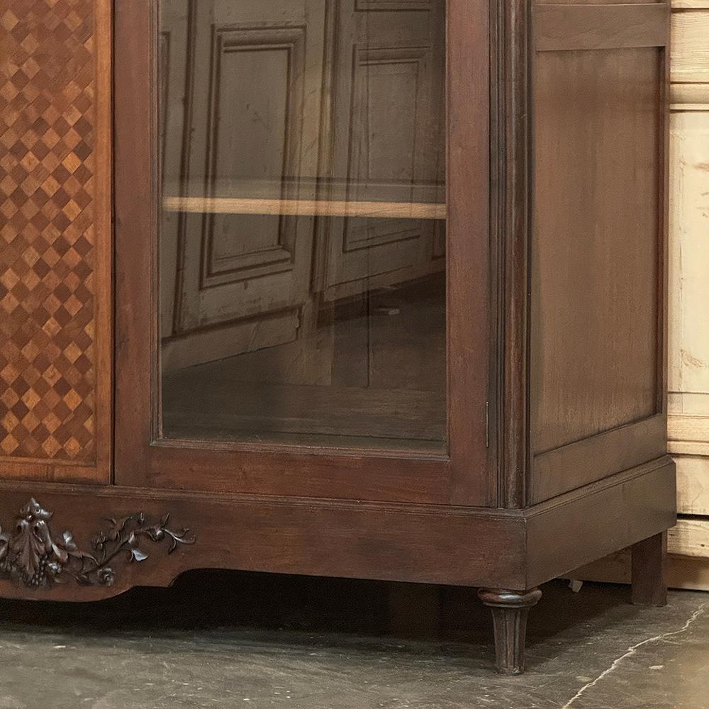 Antique French Louis XVI Walnut Bookcase ~ Armario expositor en venta 7