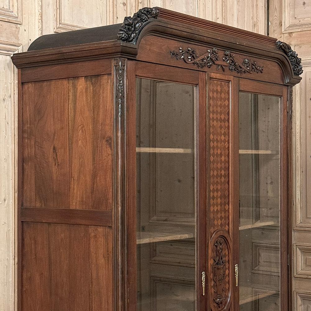 Antique French Louis XVI Walnut Bookcase ~ Armario expositor en venta 8
