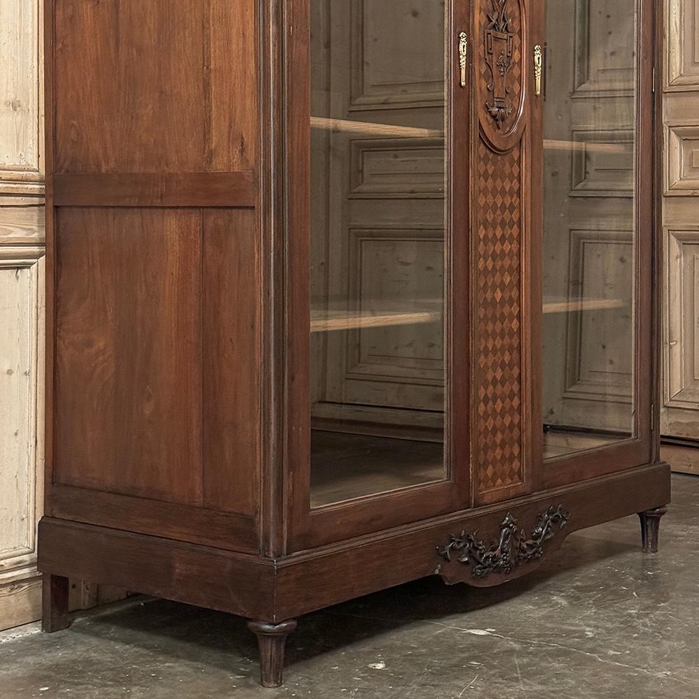 Antique French Louis XVI Walnut Bookcase ~ Armario expositor en venta 9