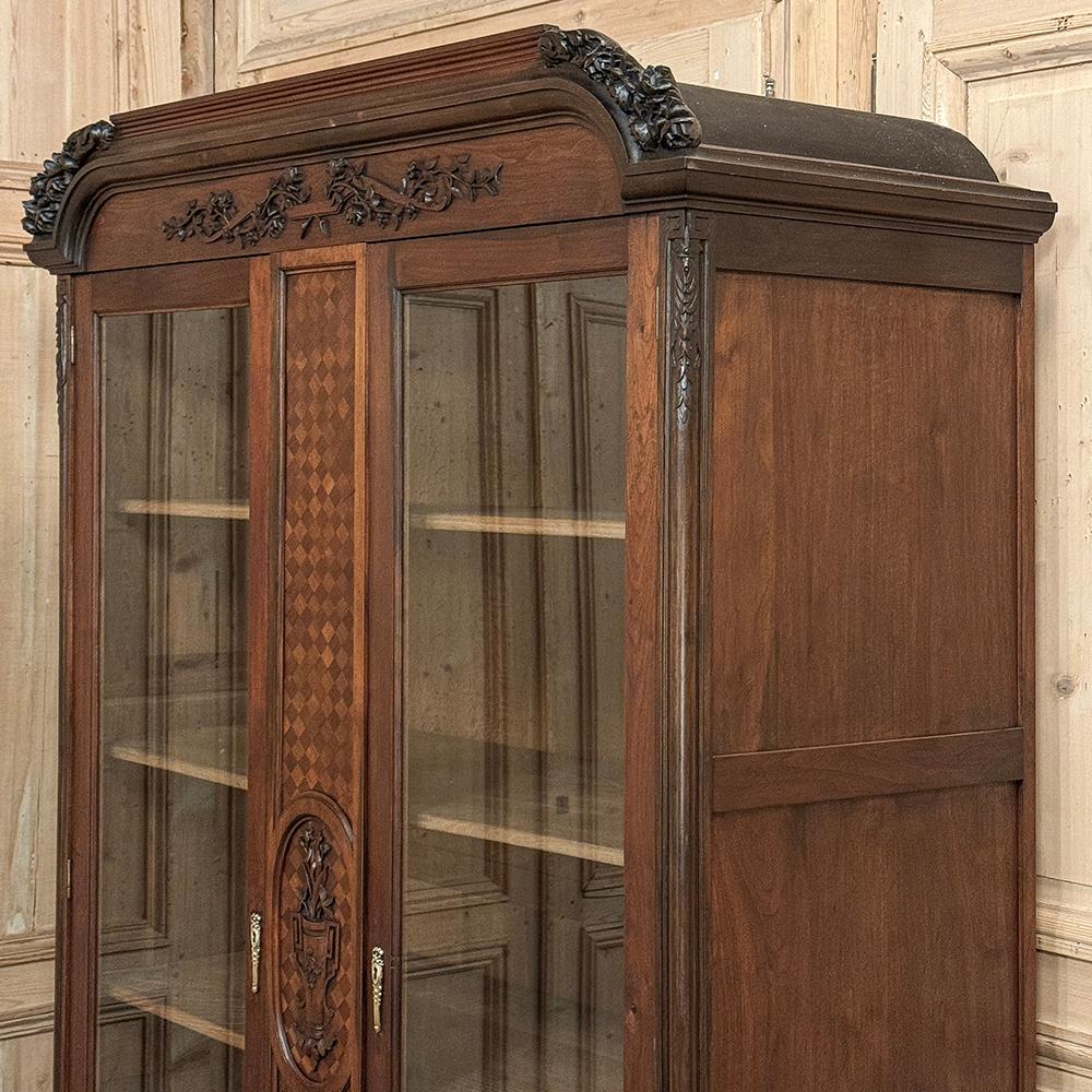 Antique French Louis XVI Walnut Bookcase ~ Armario expositor en venta 10