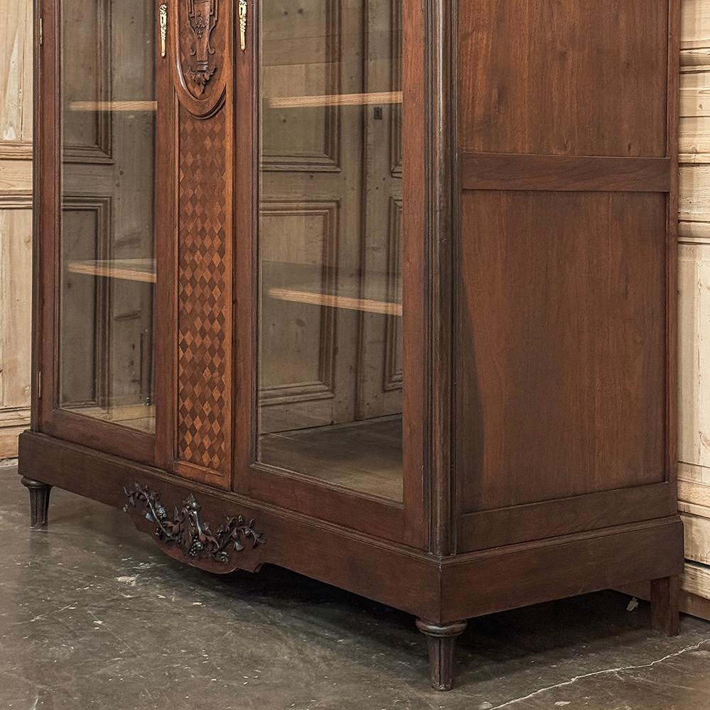 Antique French Louis XVI Walnut Bookcase ~ Armario expositor en venta 11
