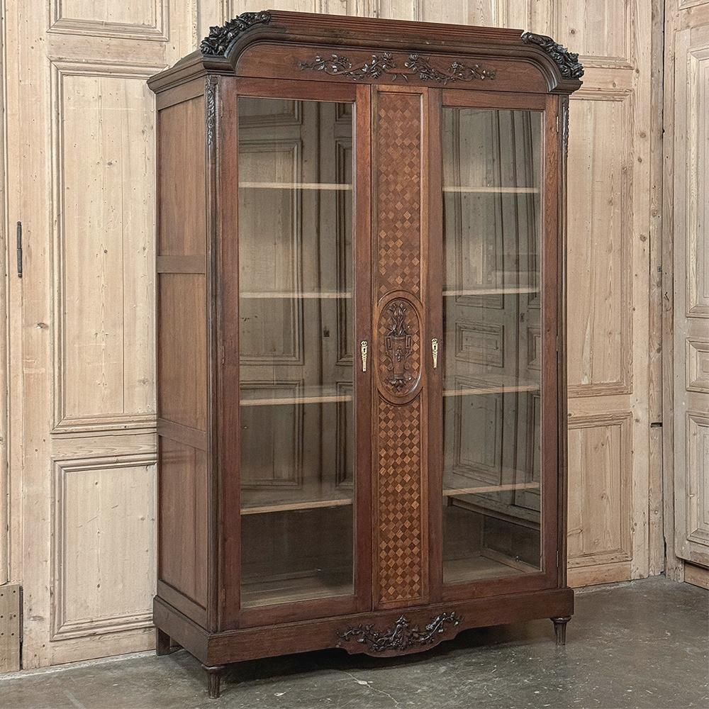 Antigua librería francesa Luis XVI de nogal ~ Armario expositor es un majestuoso ejemplo del renacimiento neoclásico que cautivó la atención de Luis XVI y su reina Marie Antoinette.  Fabricado en nogal francés de primera calidad, presenta una