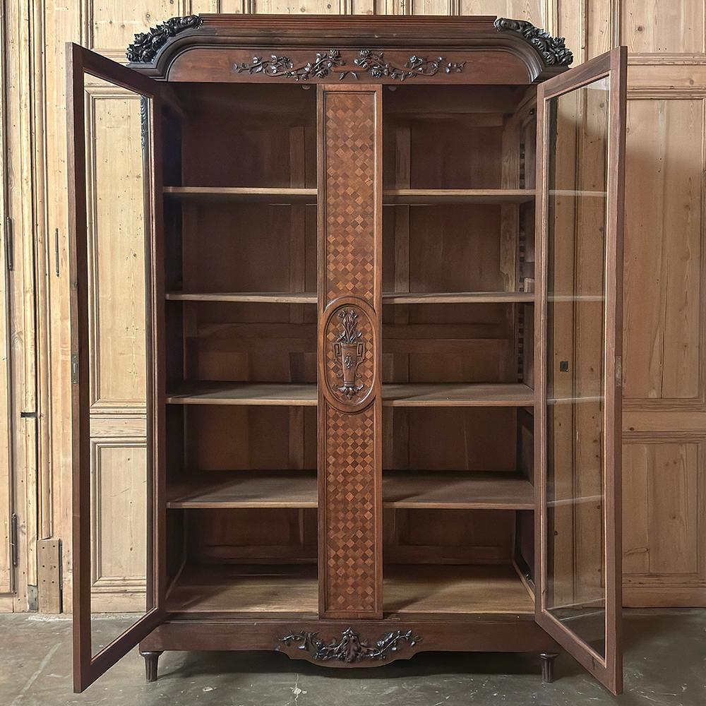 Antique French Louis XVI Walnut Bookcase ~ Armario expositor Francés en venta