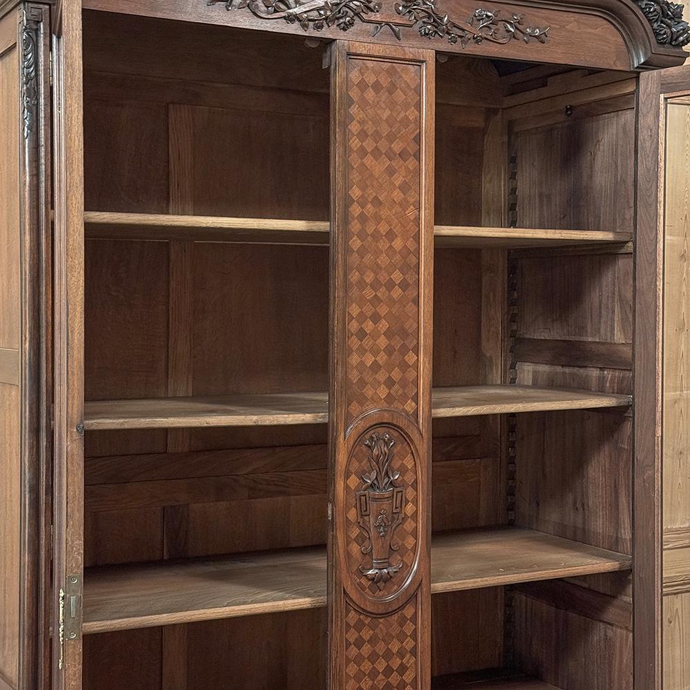 Antique French Louis XVI Walnut Bookcase ~ Armario expositor Tallado a mano en venta