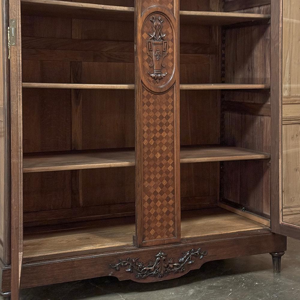 Antique French Louis XVI Walnut Bookcase ~ Armario expositor en Bueno estado para la venta en Dallas, TX