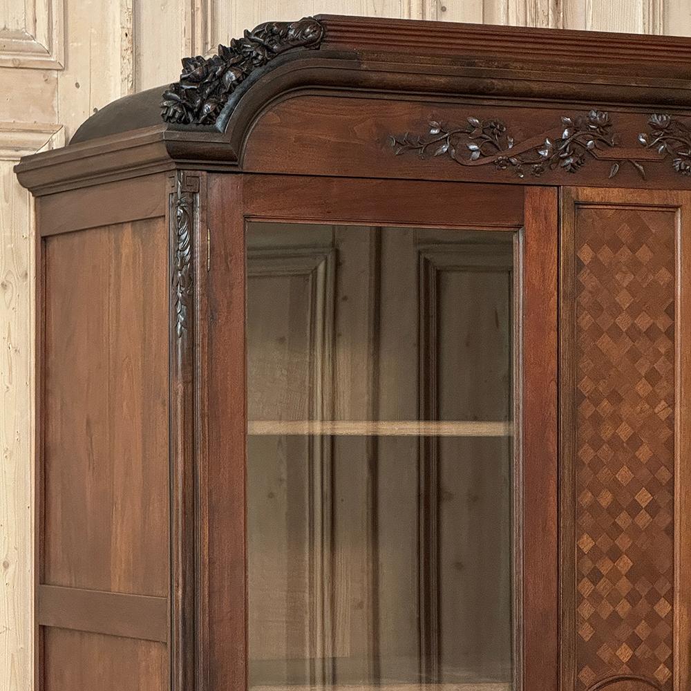 Antique French Louis XVI Walnut Bookcase ~ Armario expositor siglo XX en venta
