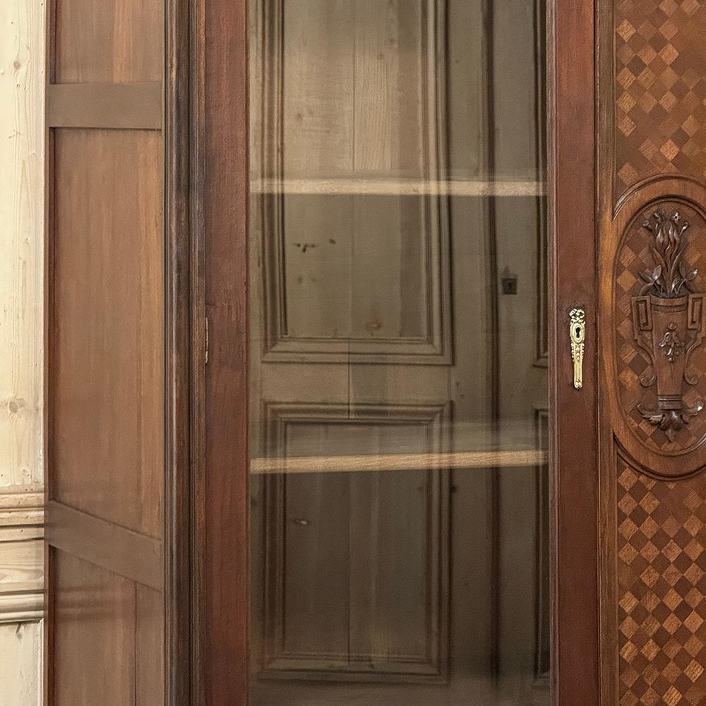Antique French Louis XVI Walnut Bookcase ~ Armario expositor en venta 1
