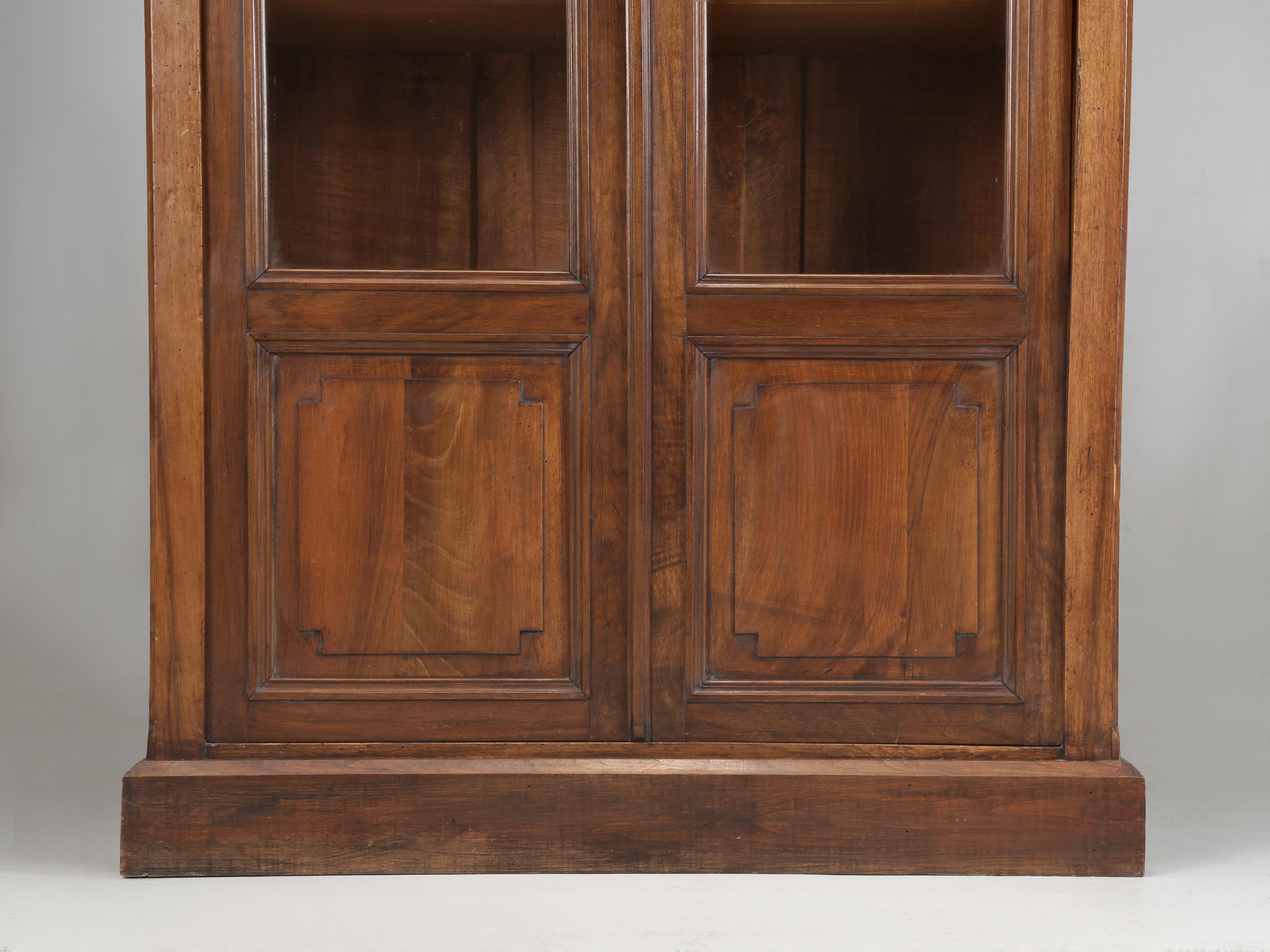 Antique French Louis XVI Walnut Bookcase or China Cabinet Restored circa 1800's en vente 3