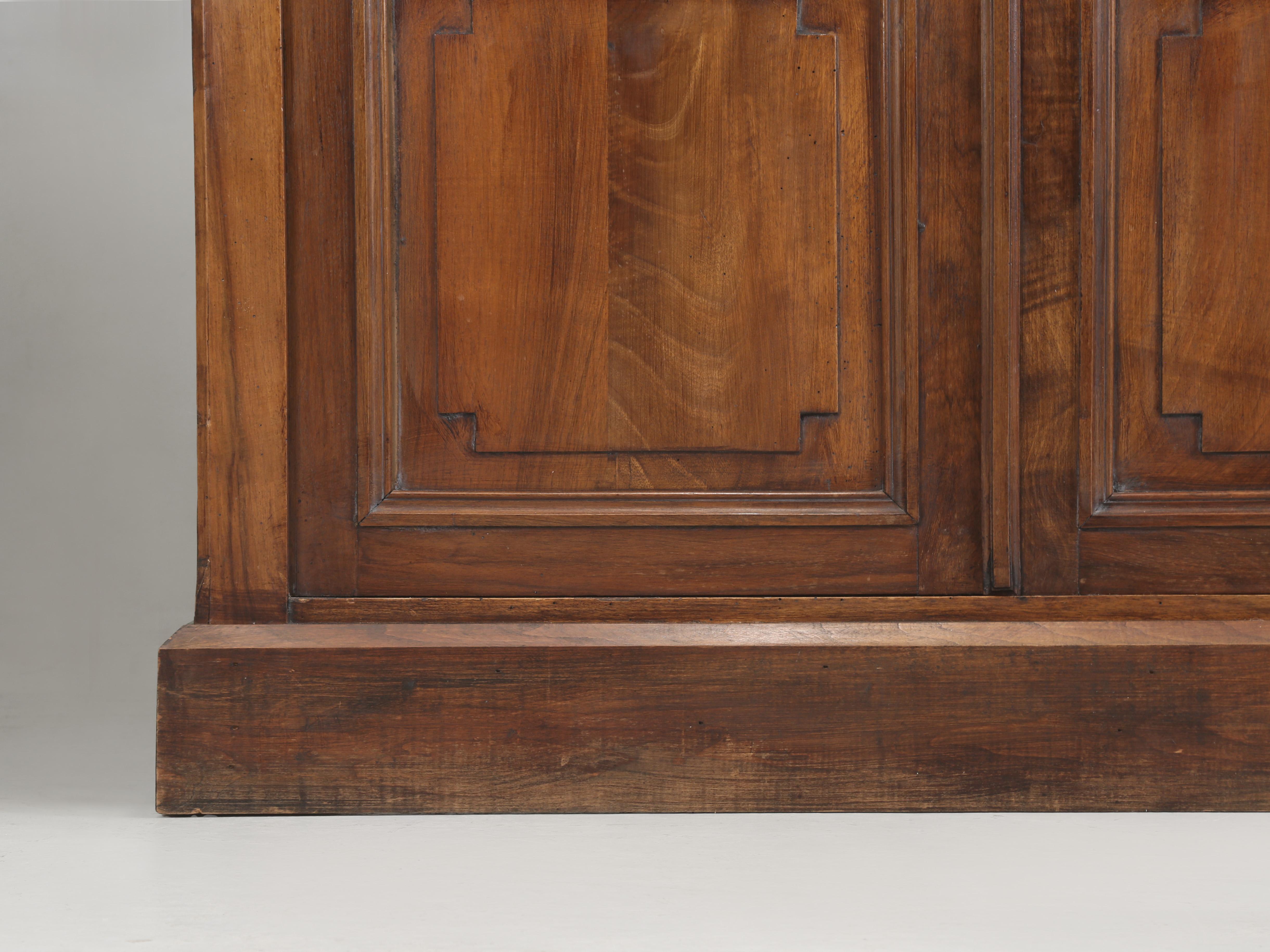 Antique French Louis XVI Walnut Bookcase or China Cabinet Restored circa 1800's en vente 4