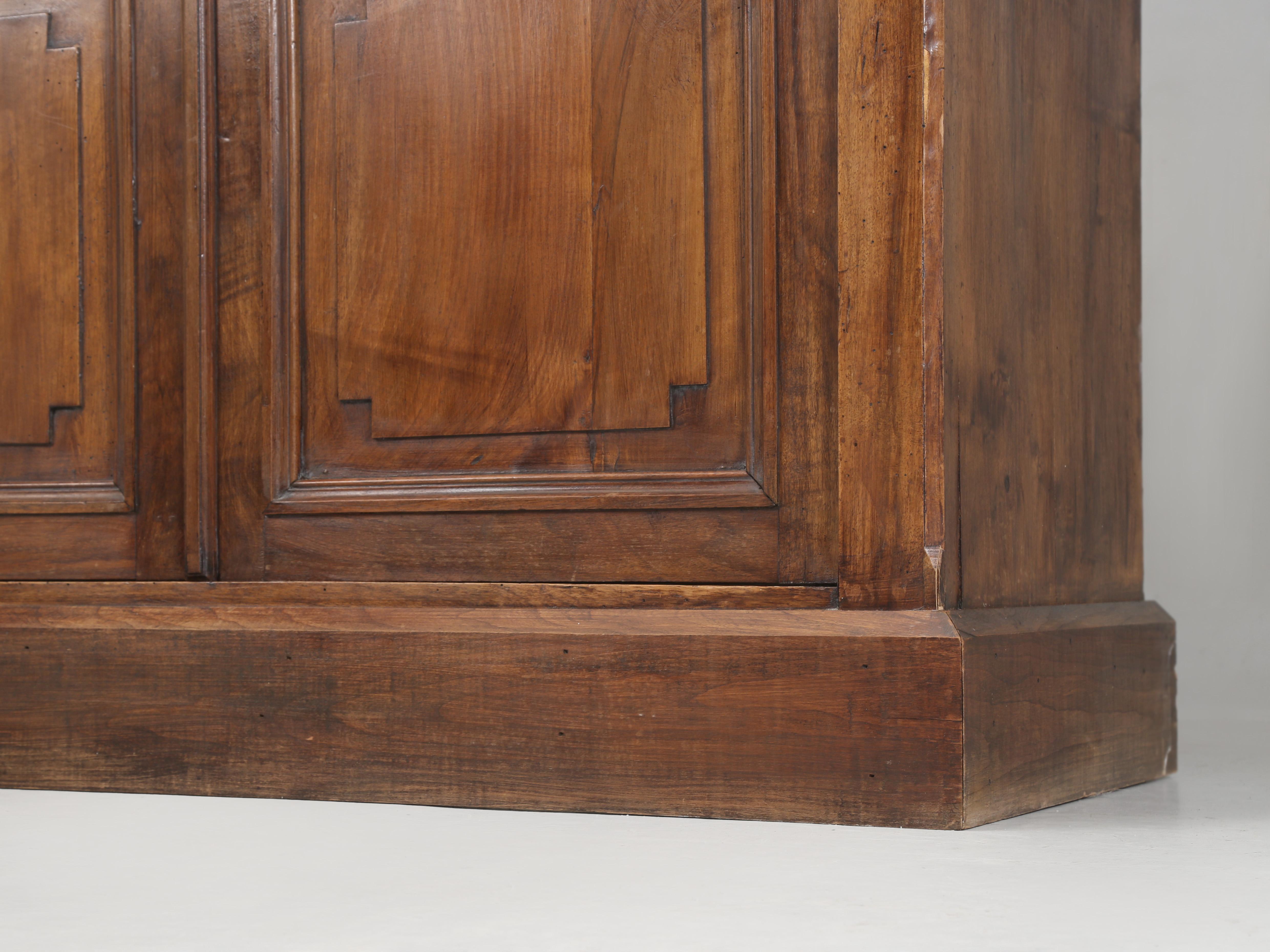Antique French Louis XVI Walnut Bookcase or China Cabinet Restored circa 1800's en vente 5