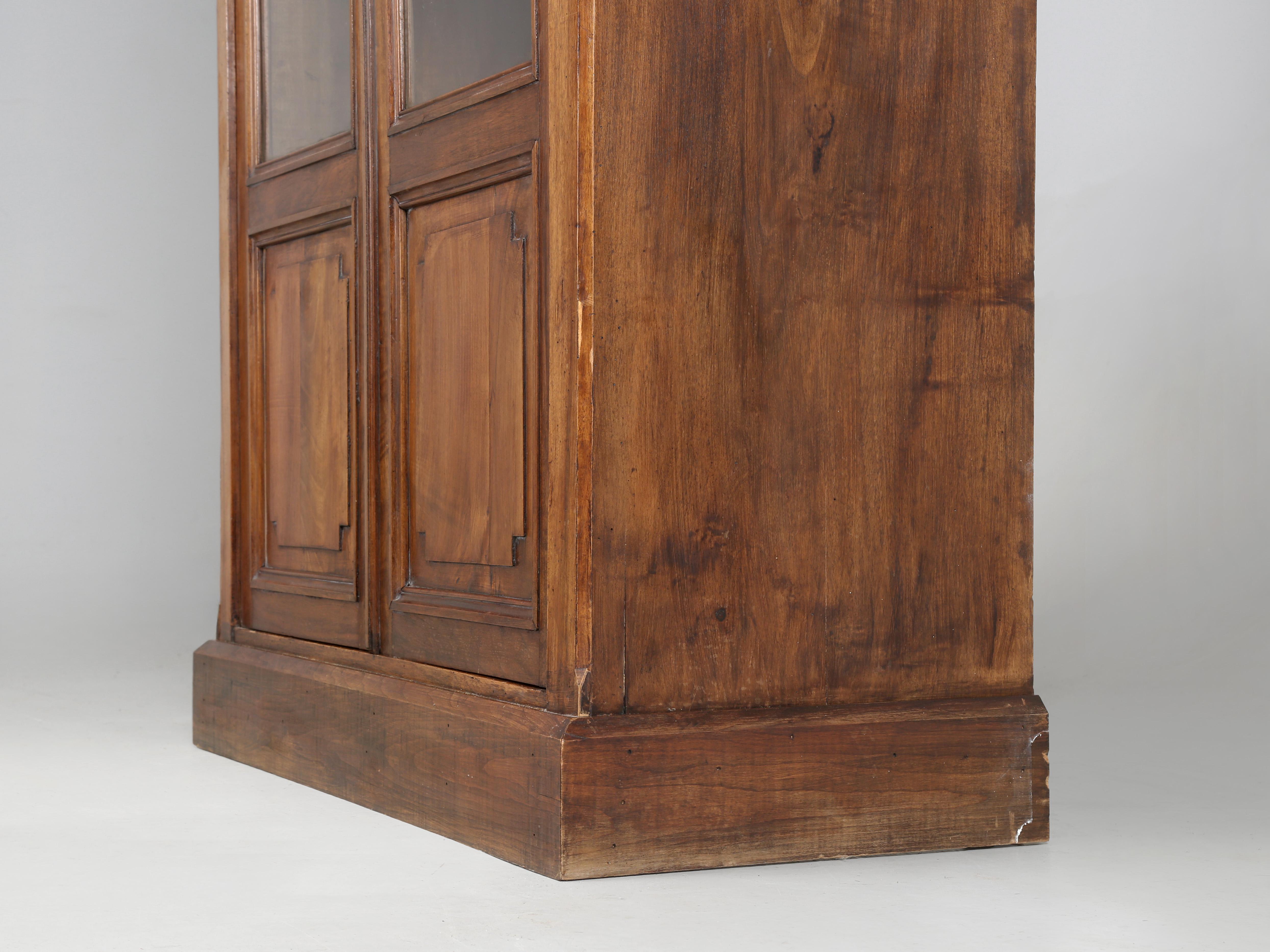Antique French Louis XVI Walnut Bookcase or China Cabinet Restored circa 1800's en vente 6