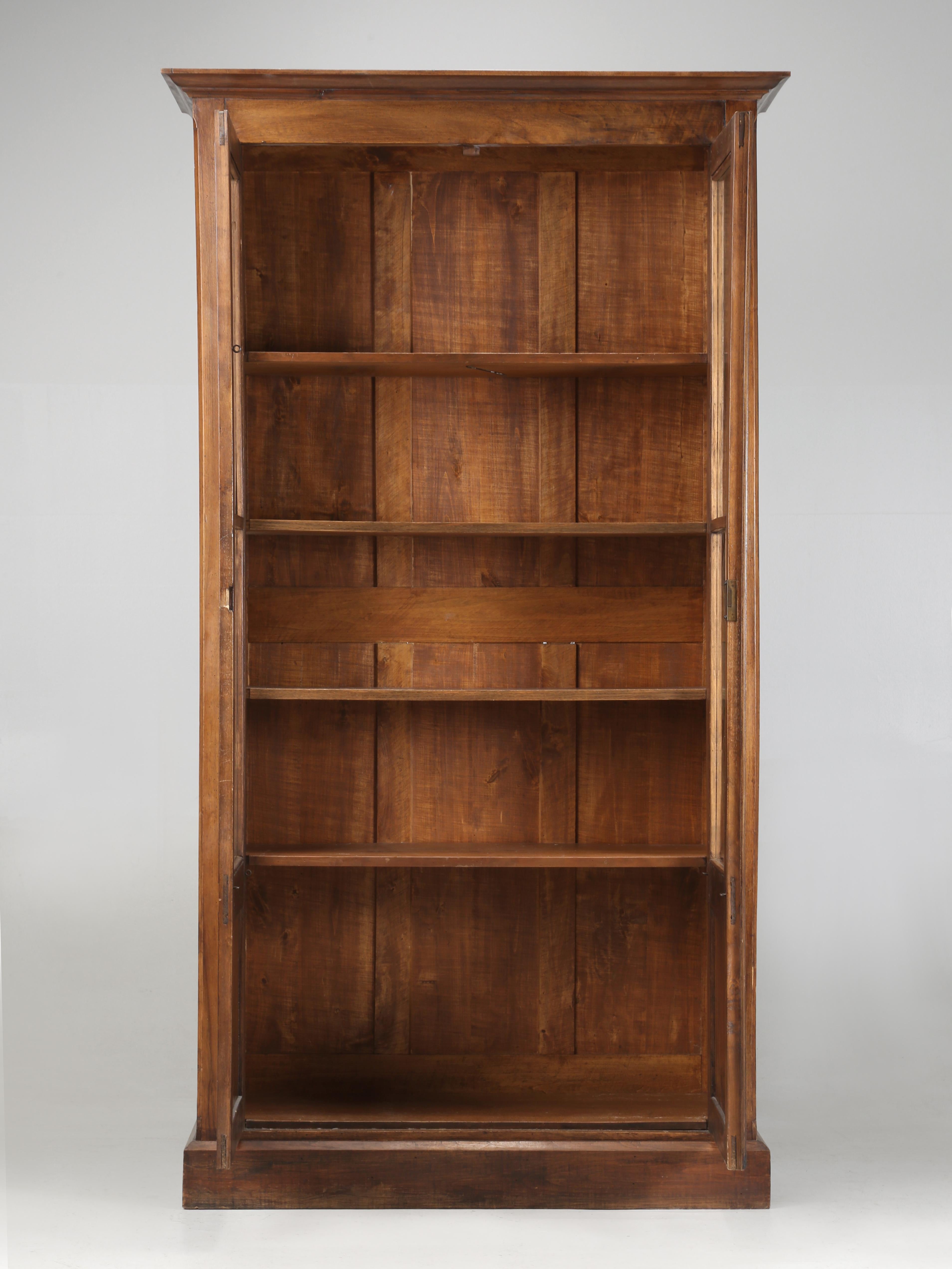 Antique French Louis XVI Walnut Bookcase or China Cabinet Restored circa 1800's en vente 7