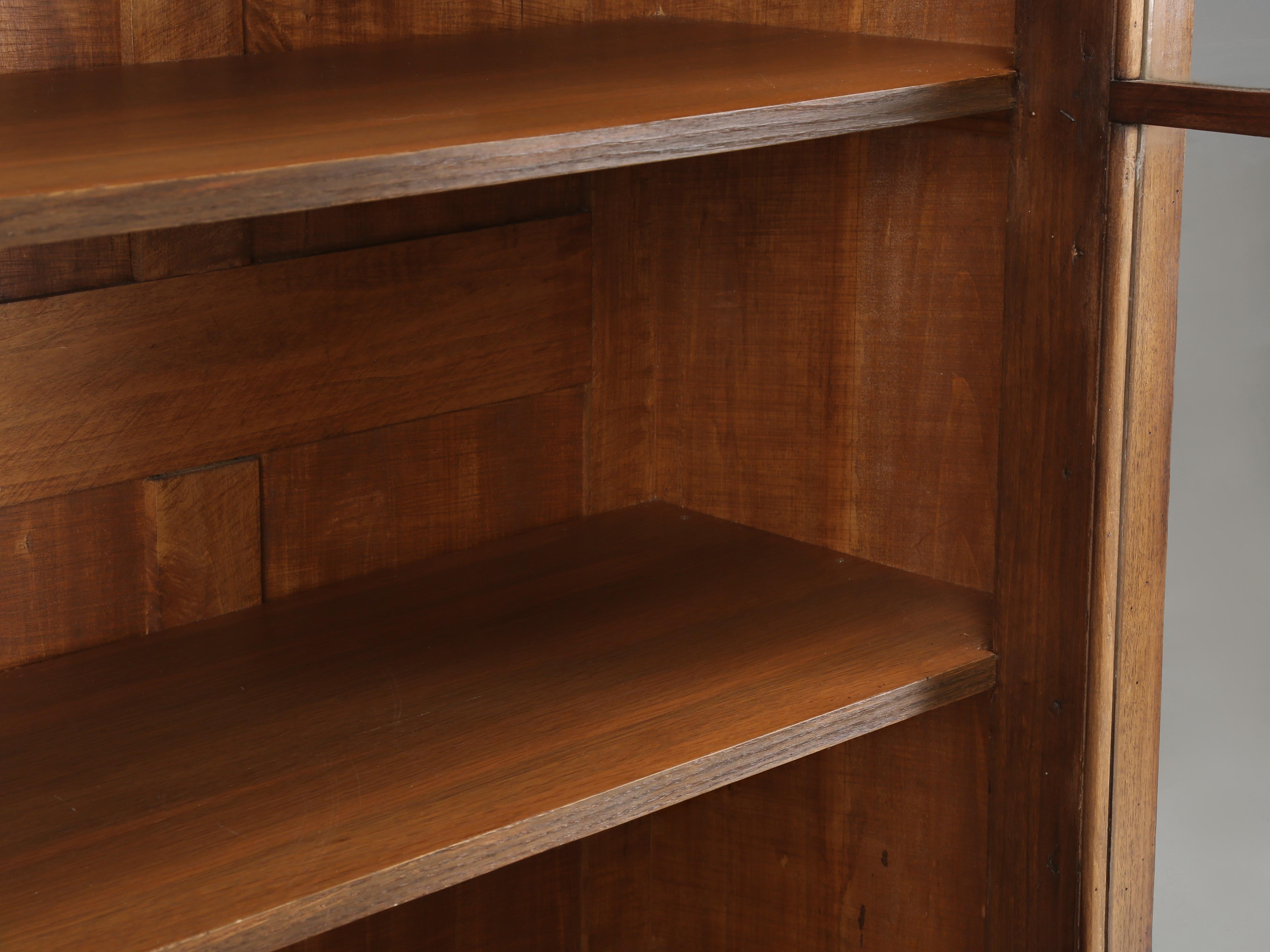 Antique French Louis XVI Walnut Bookcase or China Cabinet Restored circa 1800's en vente 8
