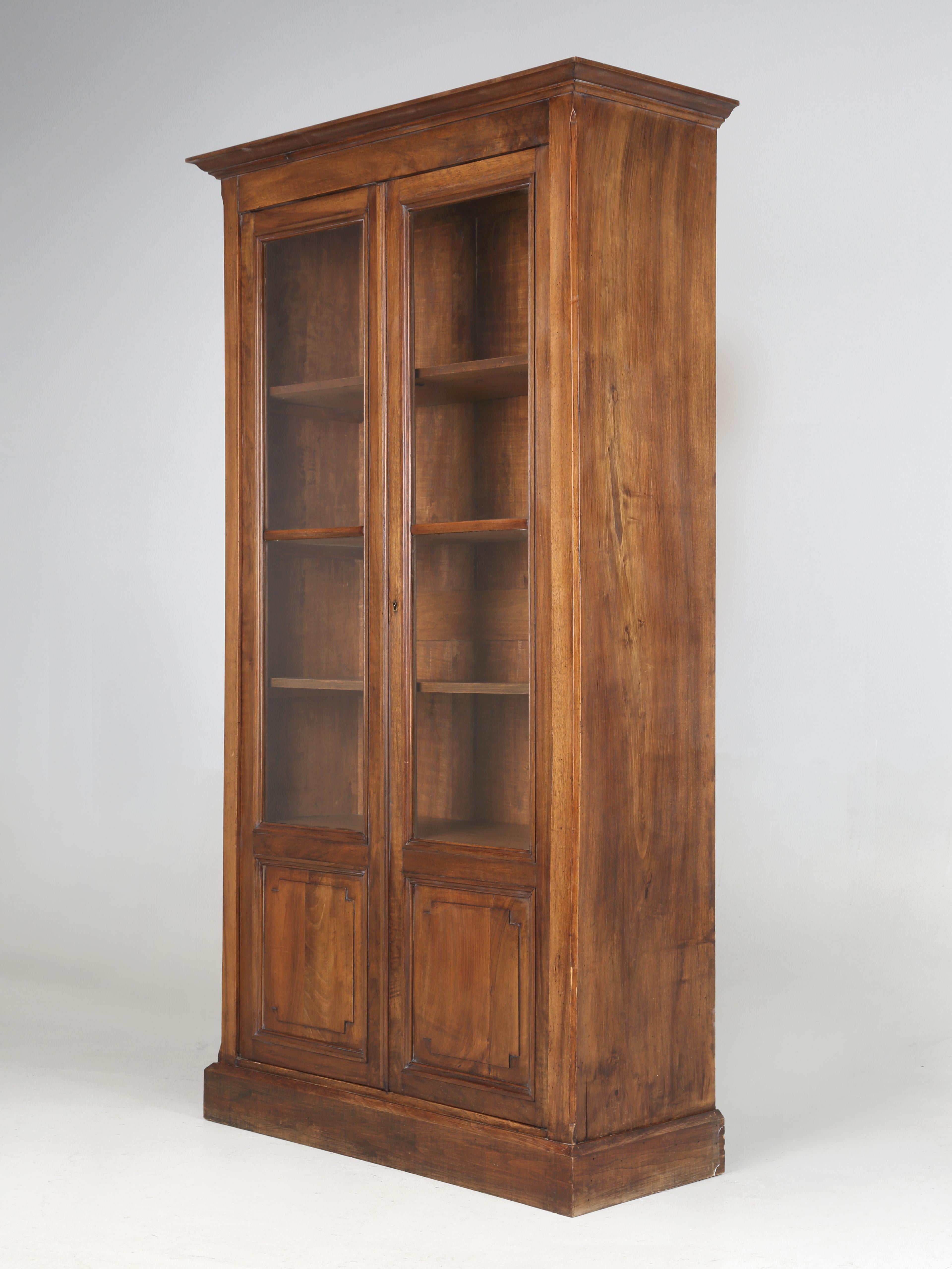 Bibliothèque ou vaisselier ancien en noyer à 2 portes, de style Louis XVI, avec ses vitres ondulées d'origine française. Restauré il y a de nombreuses années, il présente une belle patine. Livré avec 4 étagères fixes très solides. 

Veuillez noter