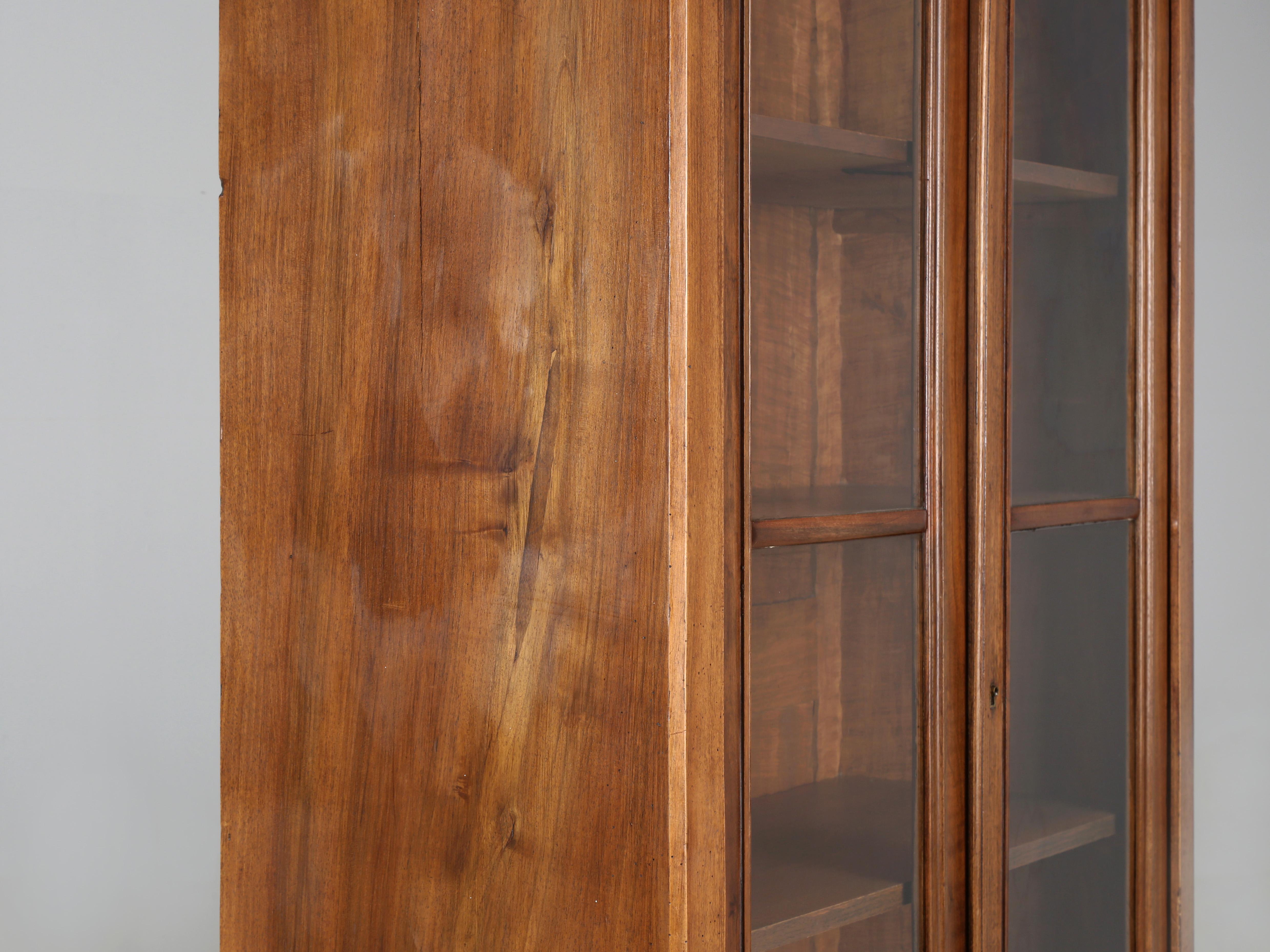 Fait main Antique French Louis XVI Walnut Bookcase or China Cabinet Restored circa 1800's en vente