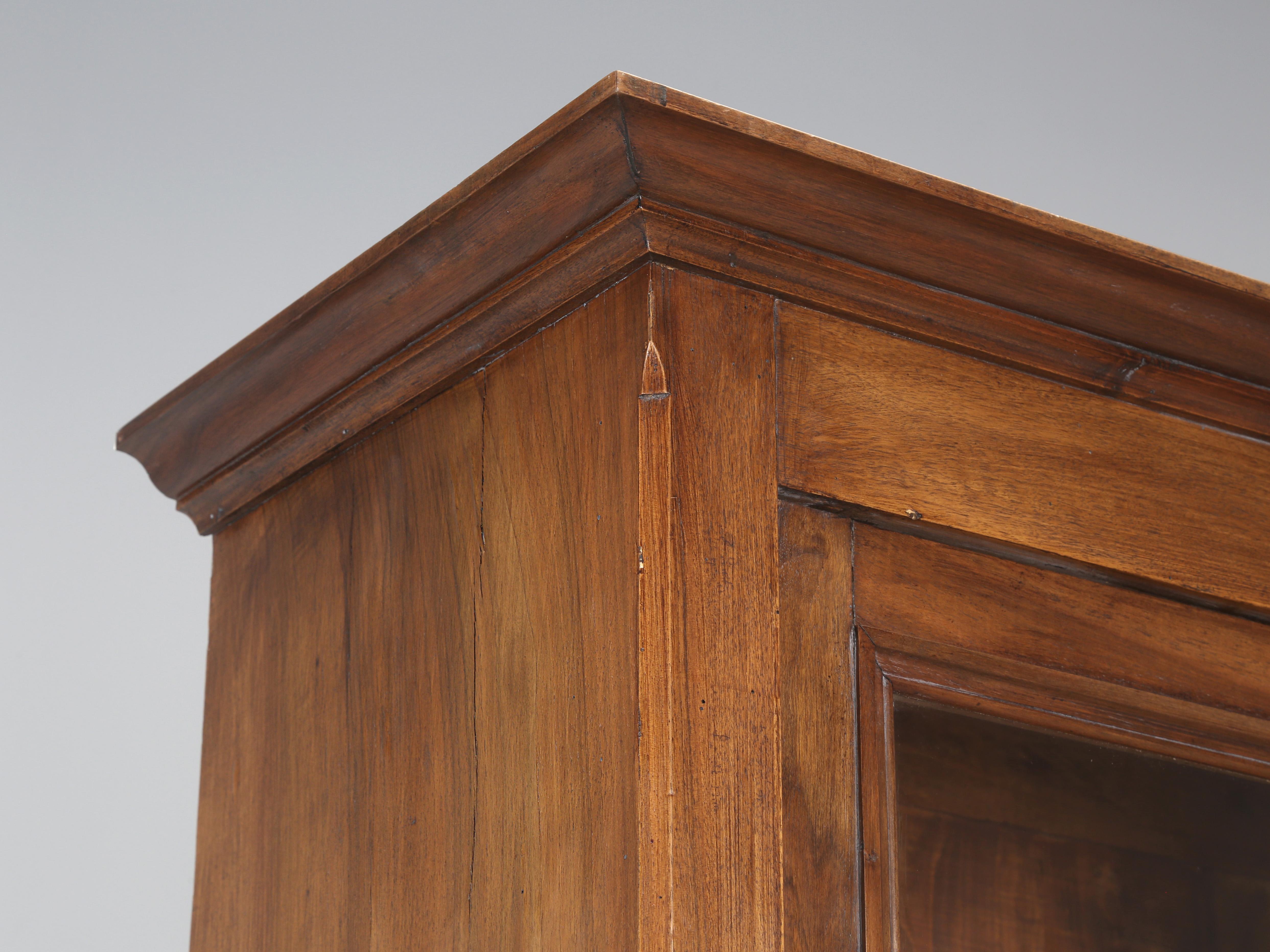 Antique French Louis XVI Walnut Bookcase or China Cabinet Restored circa 1800's Bon état - En vente à Chicago, IL