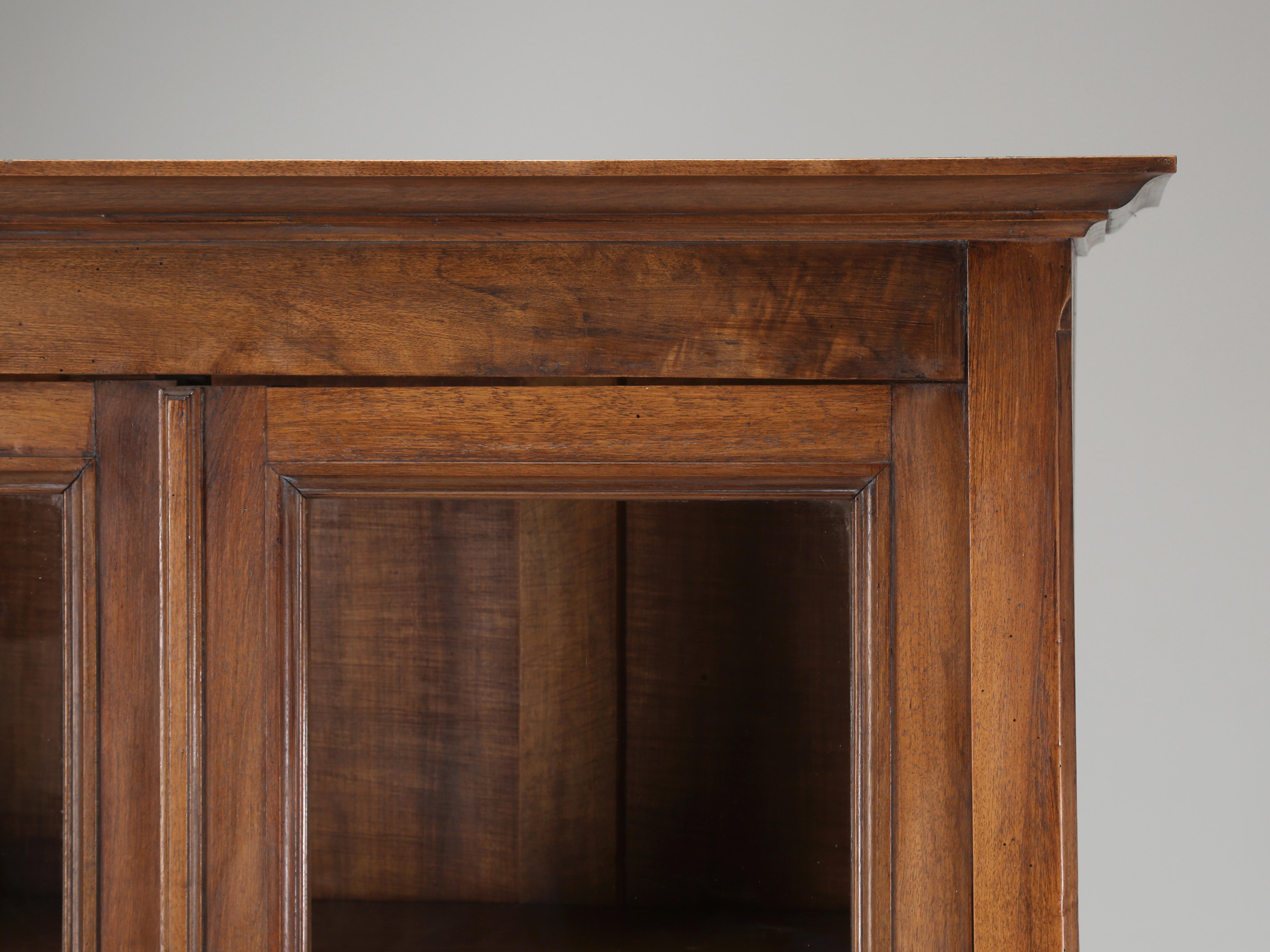 Fin du XIXe siècle Antique French Louis XVI Walnut Bookcase or China Cabinet Restored circa 1800's en vente
