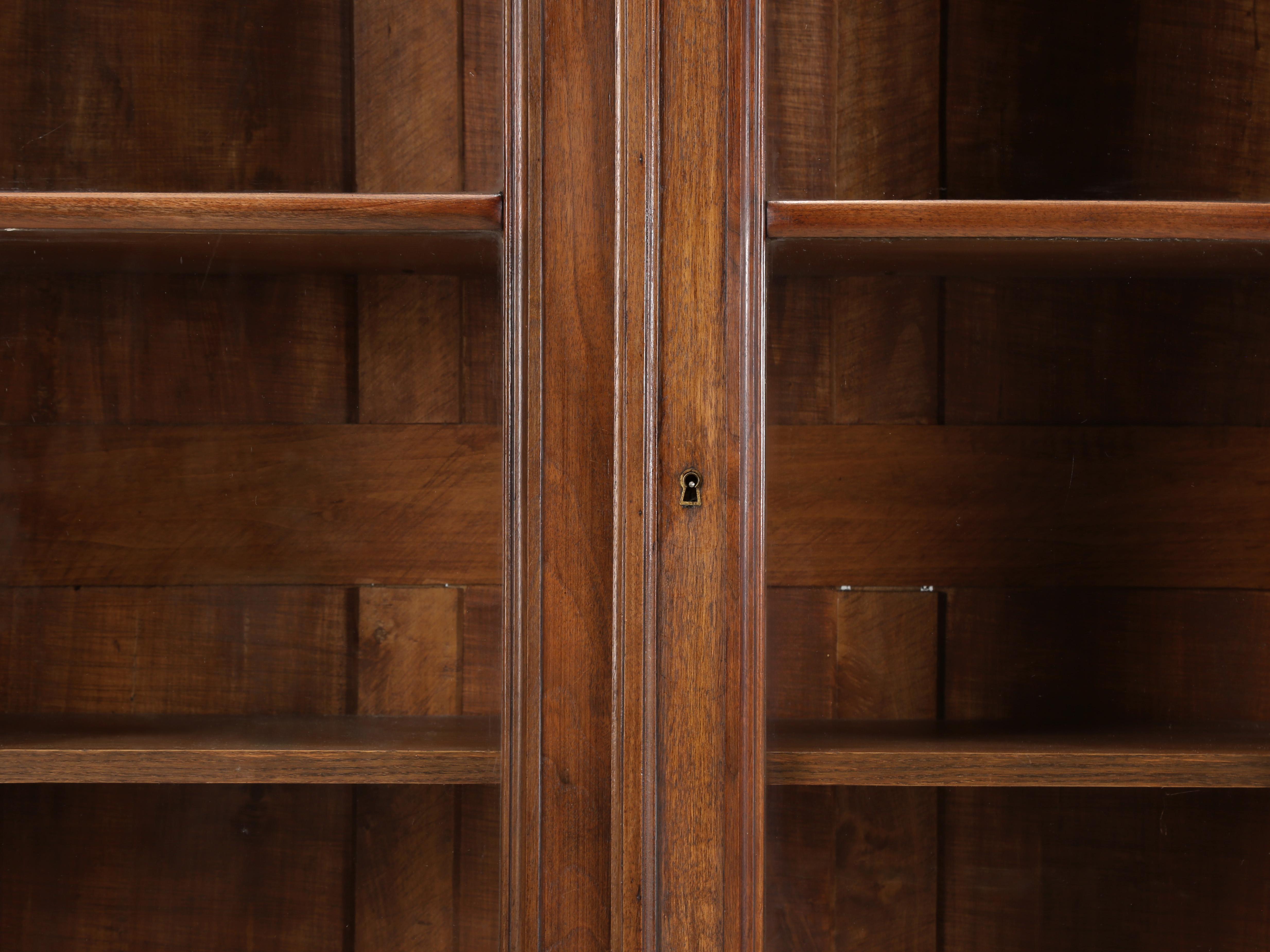 Verre Antique French Louis XVI Walnut Bookcase or China Cabinet Restored circa 1800's en vente