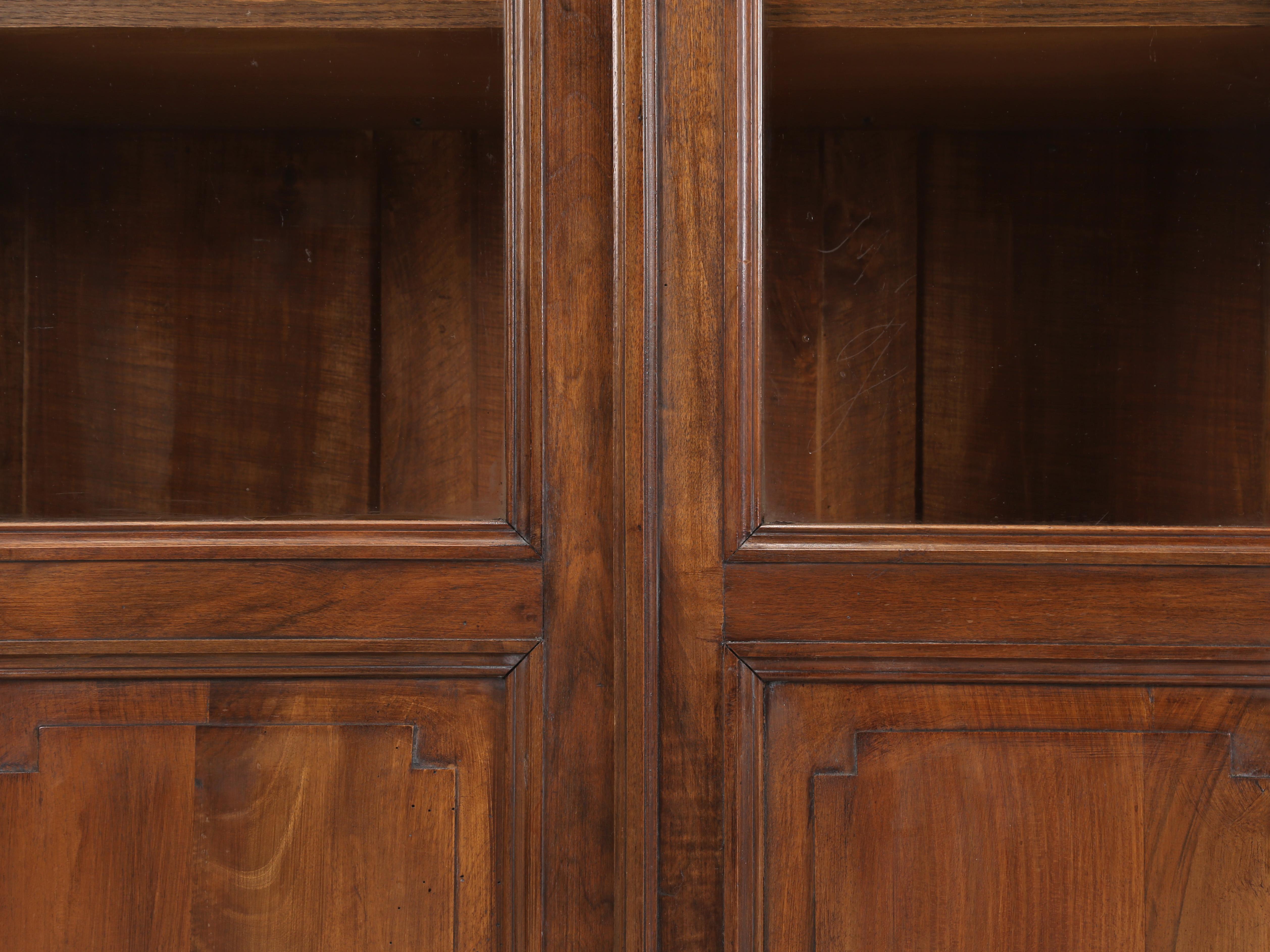 Antique French Louis XVI Walnut Bookcase or China Cabinet Restored circa 1800's en vente 1
