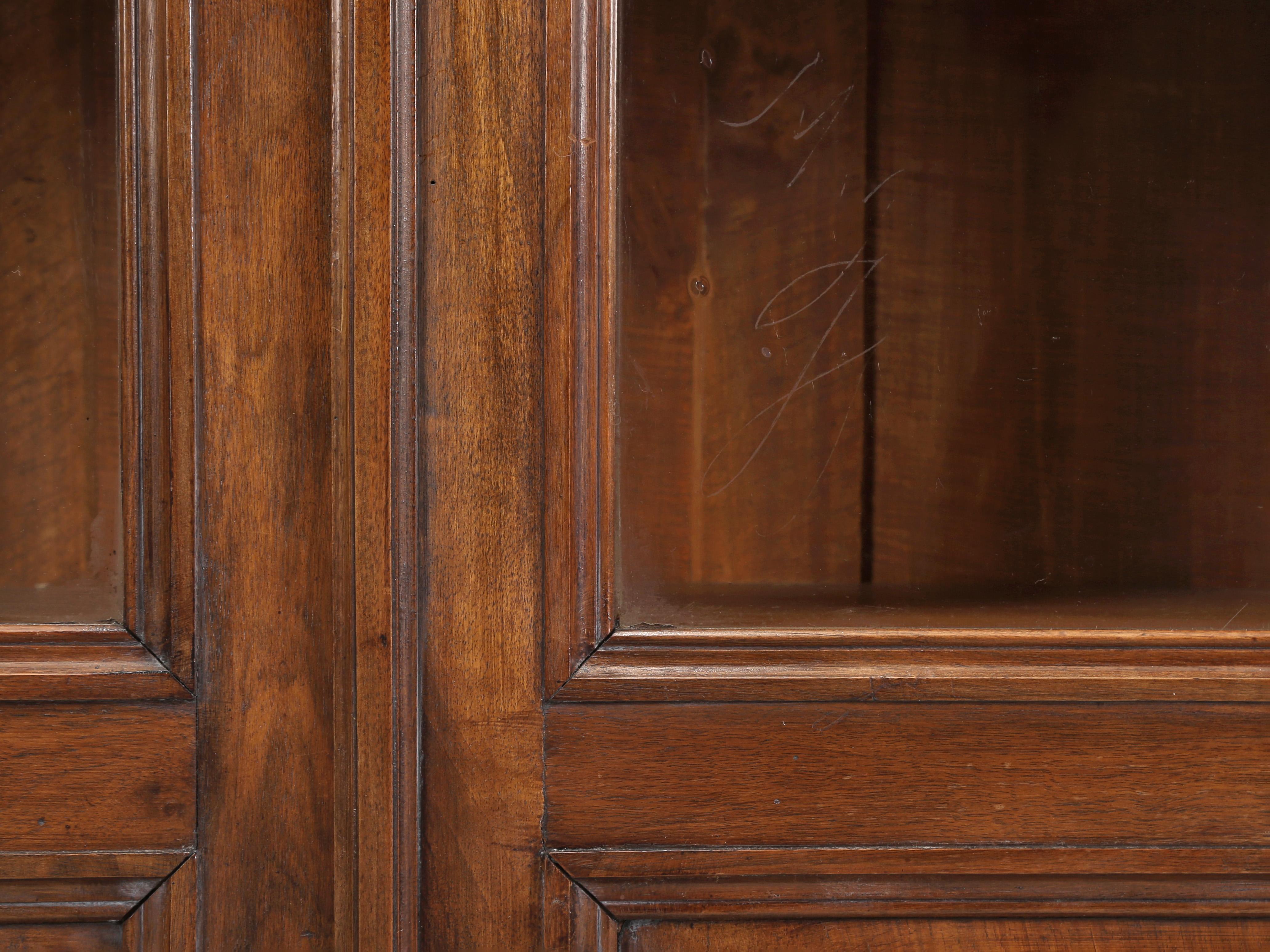 Antique French Louis XVI Walnut Bookcase or China Cabinet Restored circa 1800's en vente 2