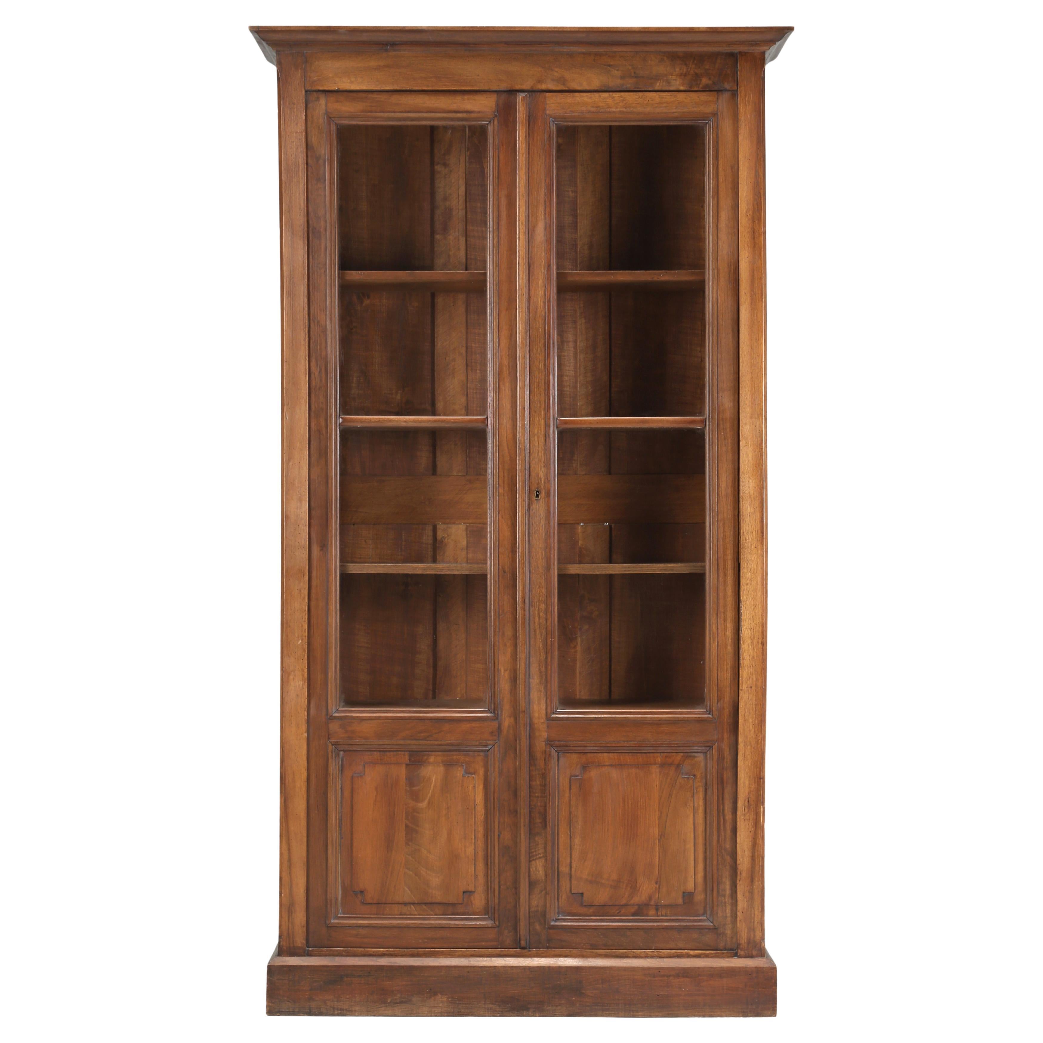 Antiguo mueble librería o chino francés Luis XVI de nogal restaurado hacia 1800