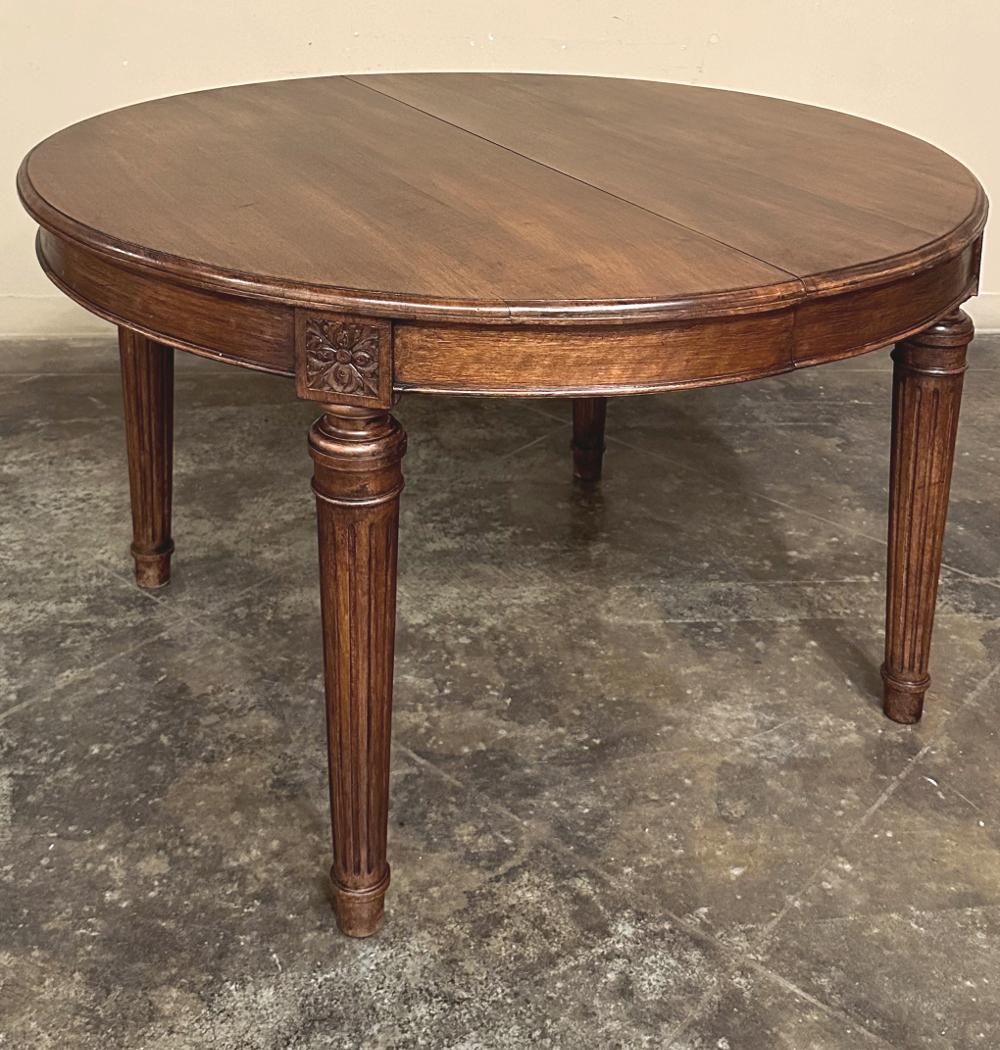 Table à manger ancienne en noyer Louis XVI ~ Table de jeu est idéale pour un plan d'étage efficace, accueillant confortablement quatre personnes, qui peuvent toutes se délecter de la somptuosité du noyer français, considéré comme le premier bois