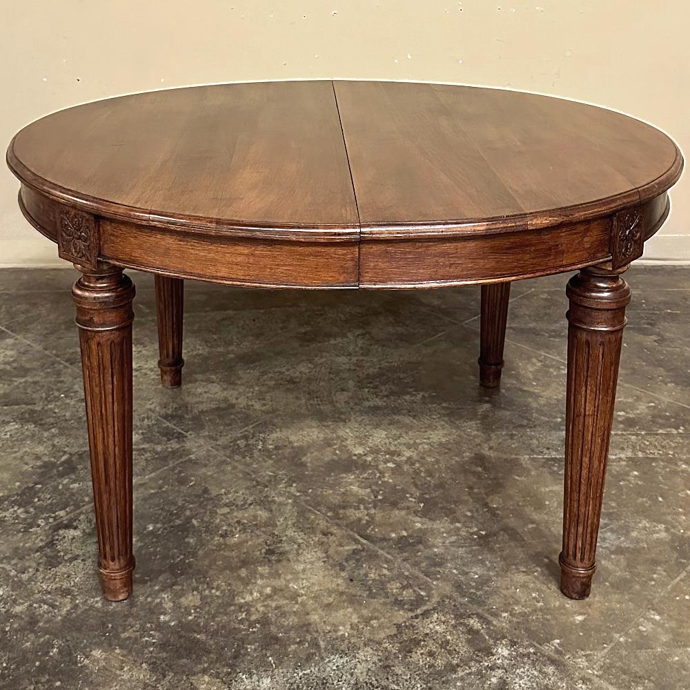 20ième siècle Ancienne table de salle à manger en noyer Louis XVI ~ table de jeu en vente