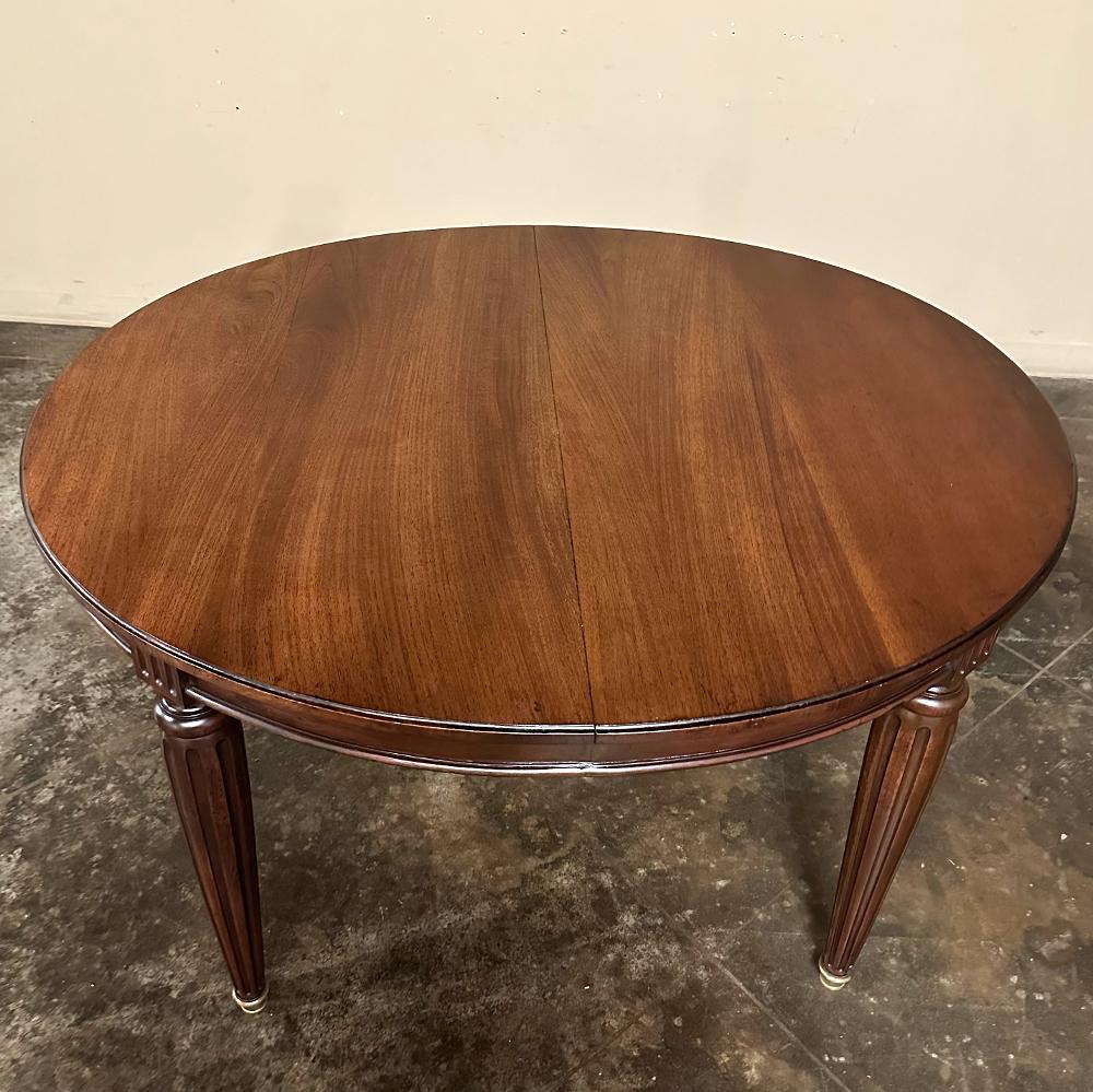 Ancienne table de salle à manger ovale en noyer de style Louis XVI en vente 3