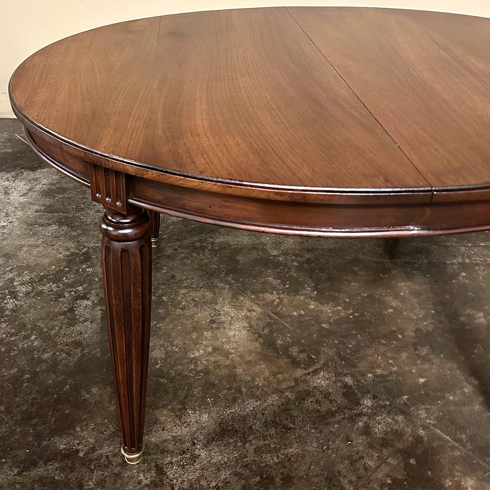 Ancienne table de salle à manger ovale en noyer de style Louis XVI en vente 4