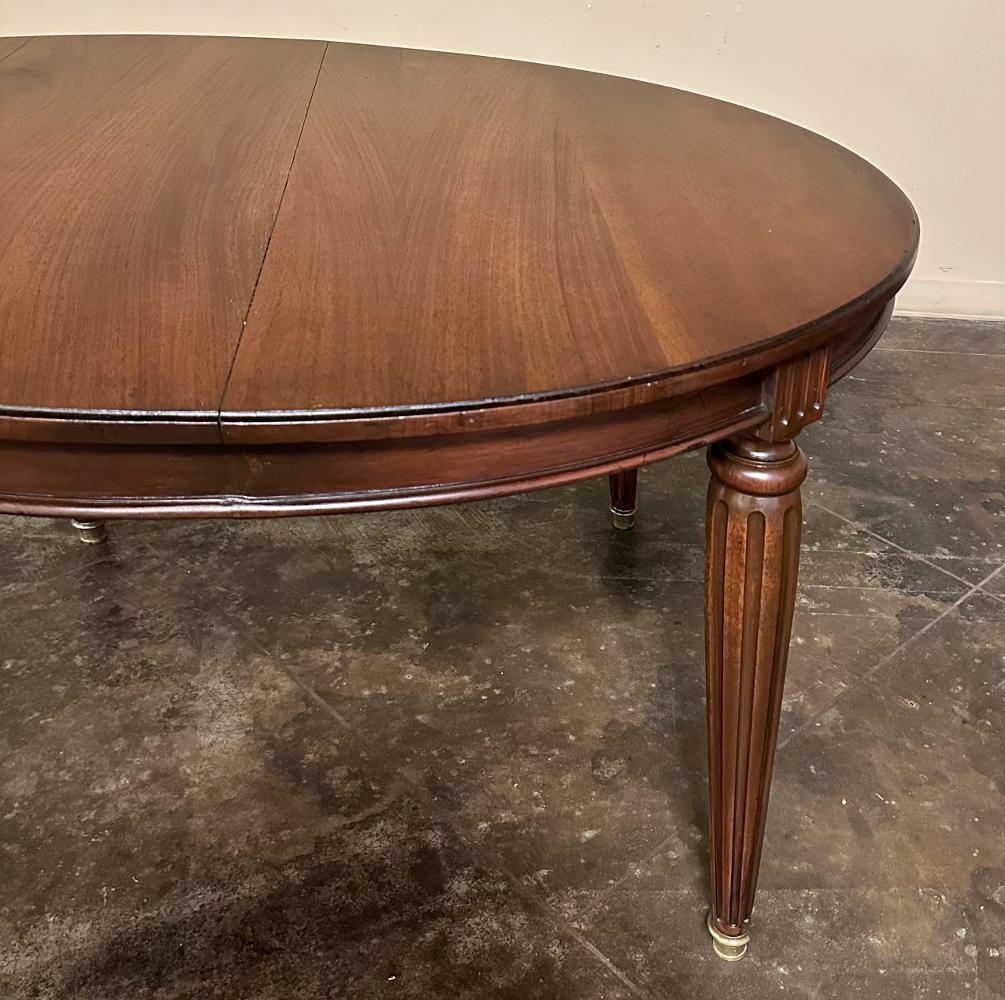 Ancienne table de salle à manger ovale en noyer de style Louis XVI en vente 5