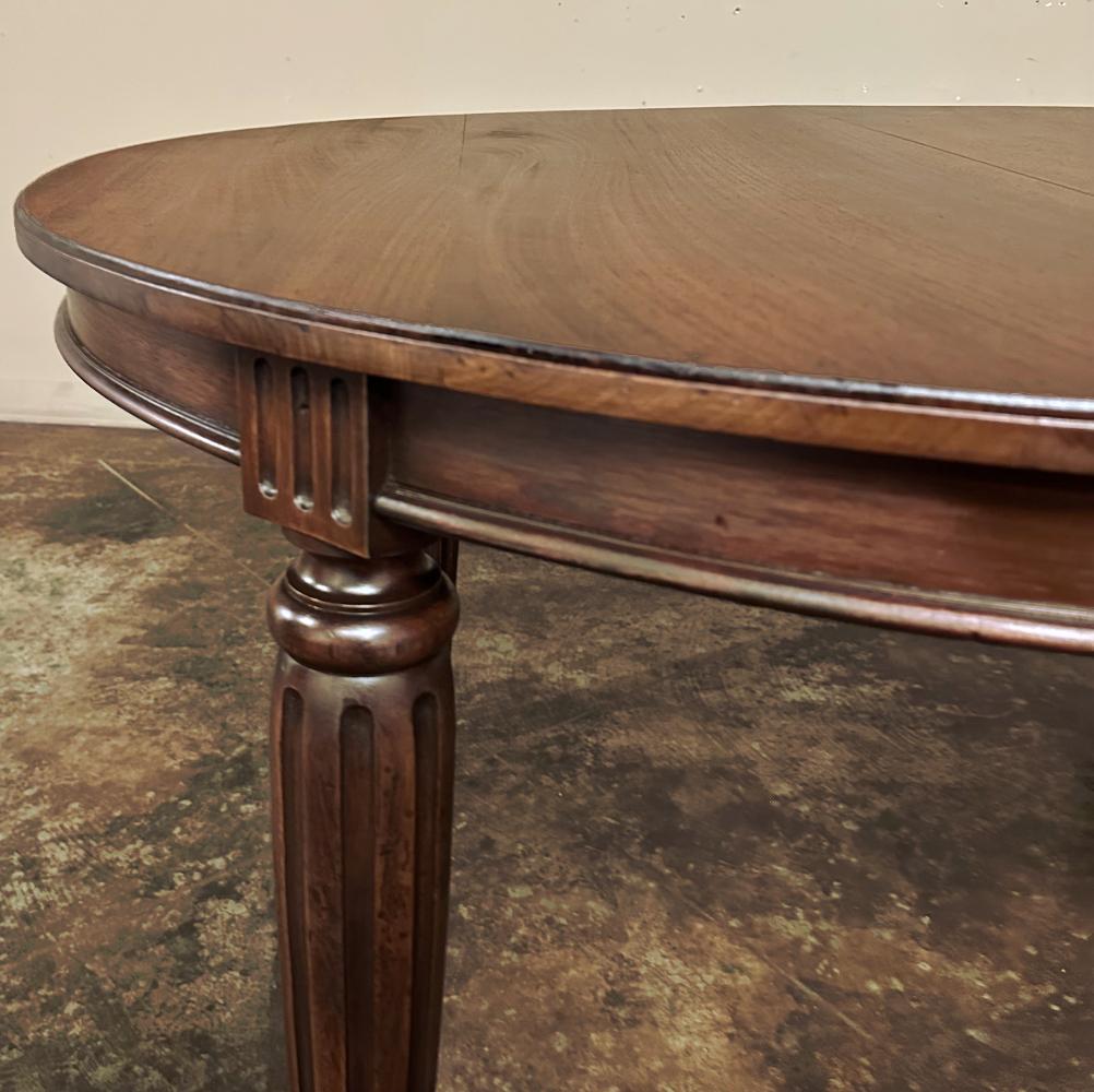 Ancienne table de salle à manger ovale en noyer de style Louis XVI en vente 6