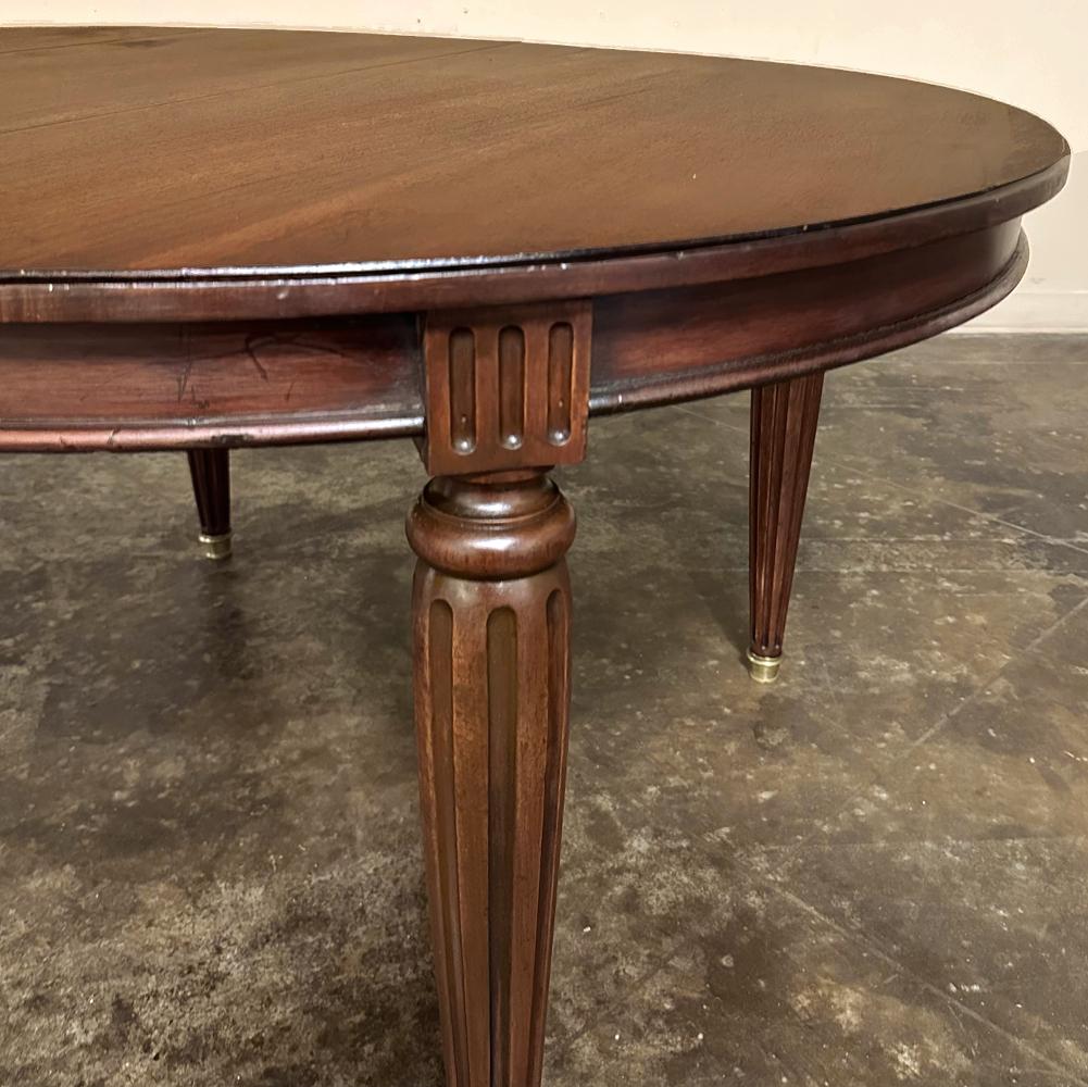 Ancienne table de salle à manger ovale en noyer de style Louis XVI en vente 7