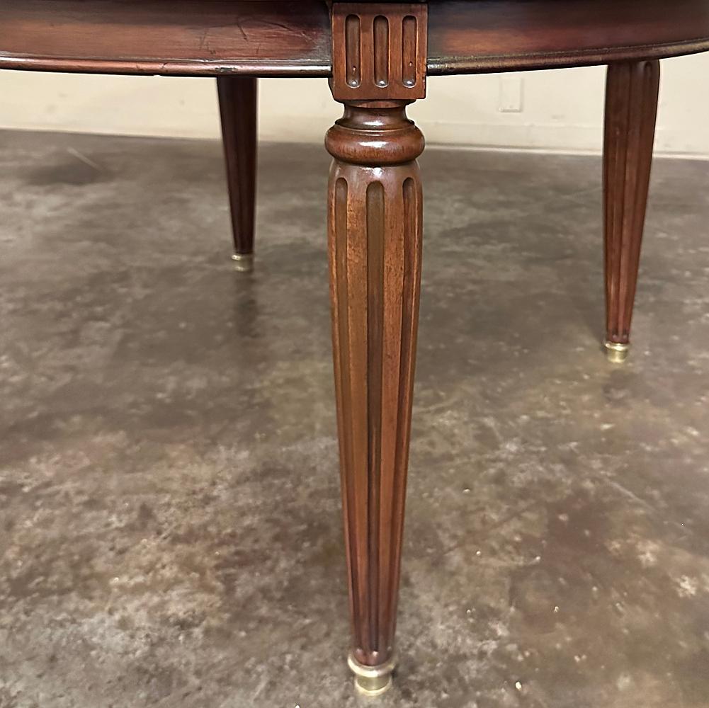 Ancienne table de salle à manger ovale en noyer de style Louis XVI en vente 8