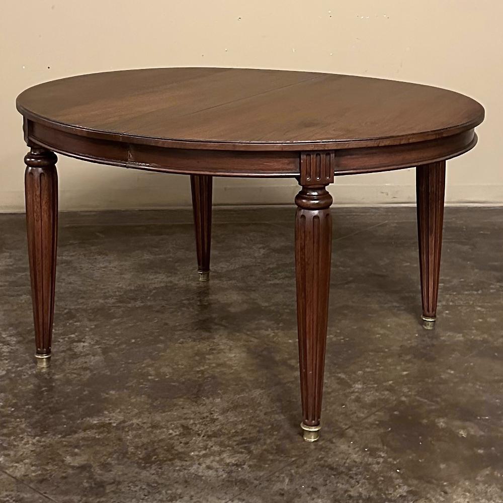 La table à manger ovale en noyer Louis XVI représente l'essence même du style, avec des lignes épurées, une architecture sur mesure et un aspect intemporel qui se mariera avec la plupart des décors.  Fabriqué à partir de somptueux noyer français, la