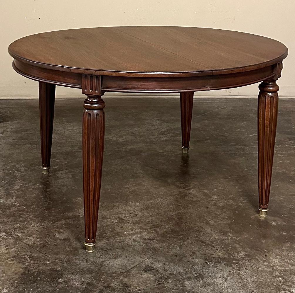Français Ancienne table de salle à manger ovale en noyer de style Louis XVI en vente