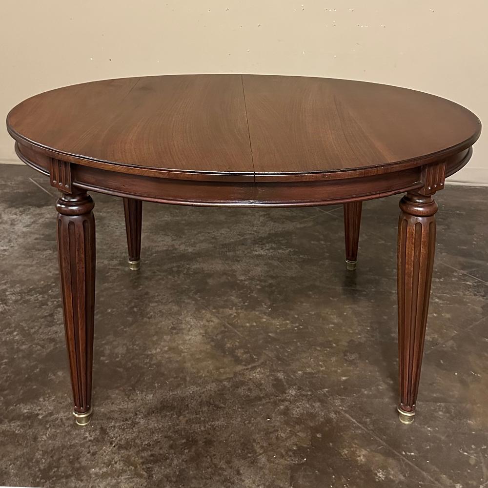 Fait main Ancienne table de salle à manger ovale en noyer de style Louis XVI en vente