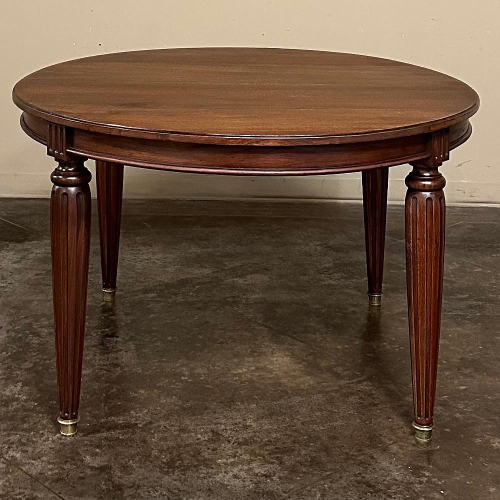 Ancienne table de salle à manger ovale en noyer de style Louis XVI Bon état - En vente à Dallas, TX