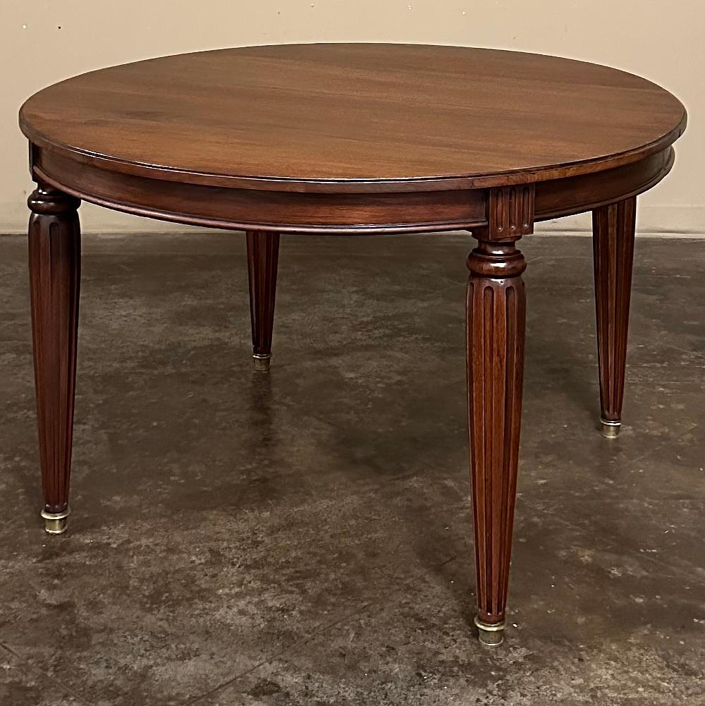 20ième siècle Ancienne table de salle à manger ovale en noyer de style Louis XVI en vente