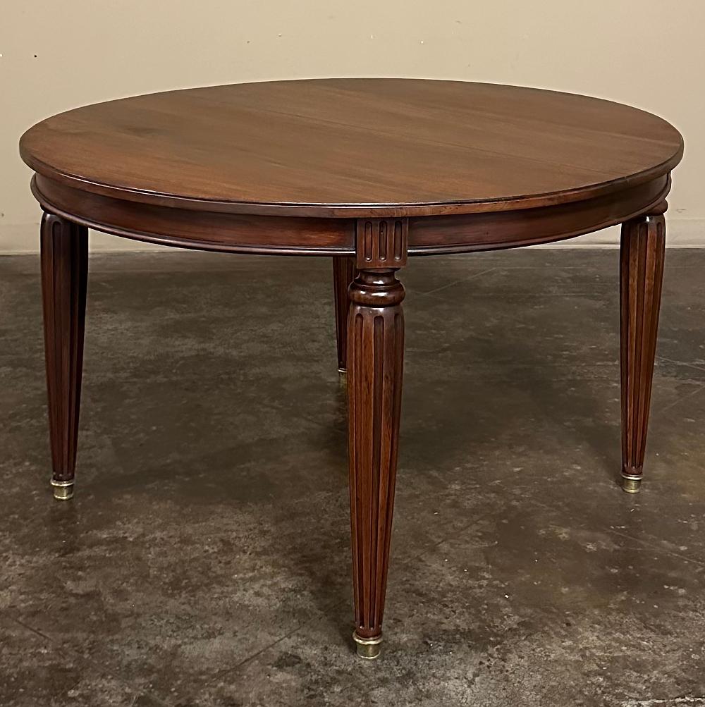 Laiton Ancienne table de salle à manger ovale en noyer de style Louis XVI en vente
